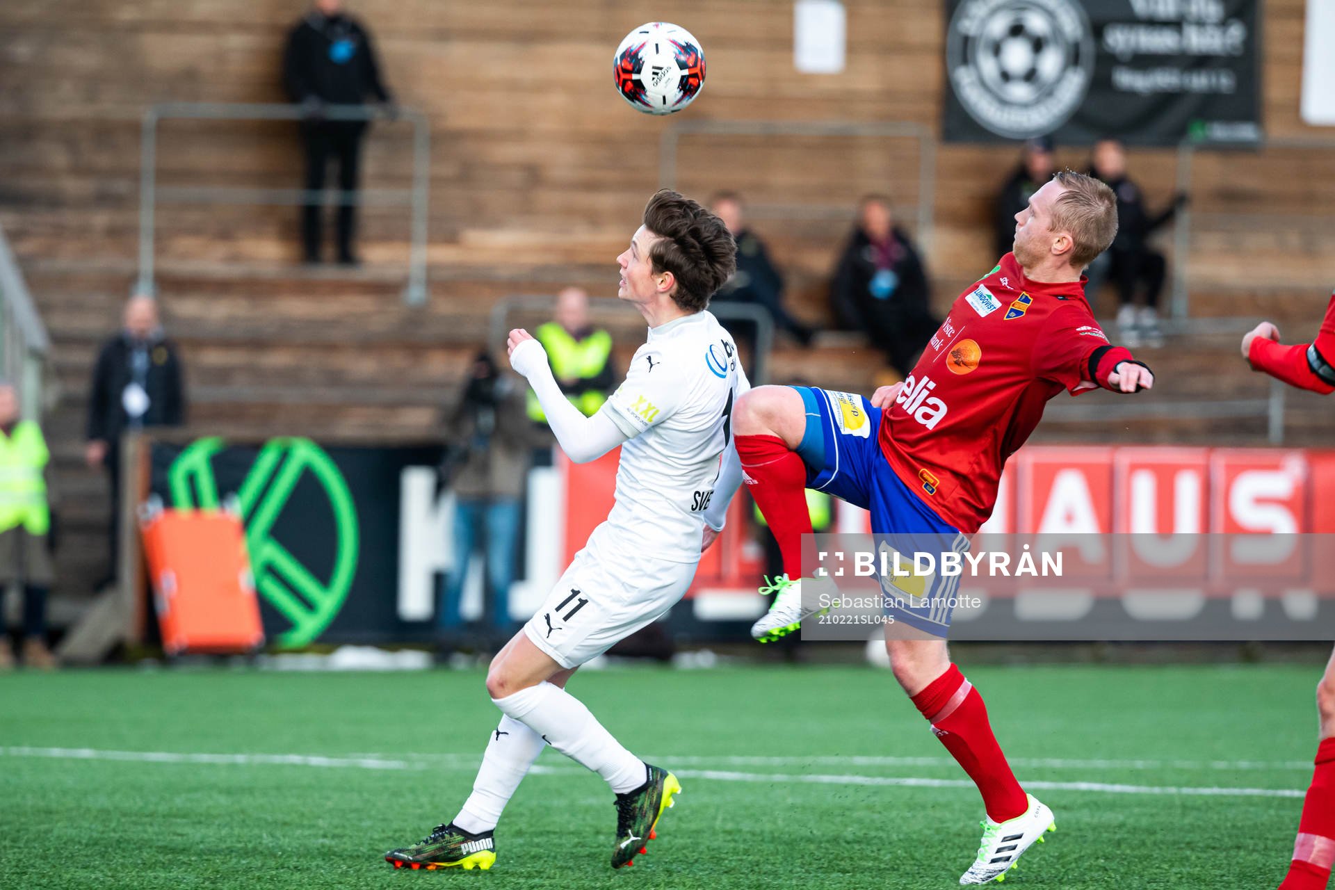 Helsingborgs Max Svensson och Gauthiods David Svensson under fotbollsmatchen i Svenska Cupen mellan Gauthiod och Helsingborg den 21 februari 2021 i Vänersborg.