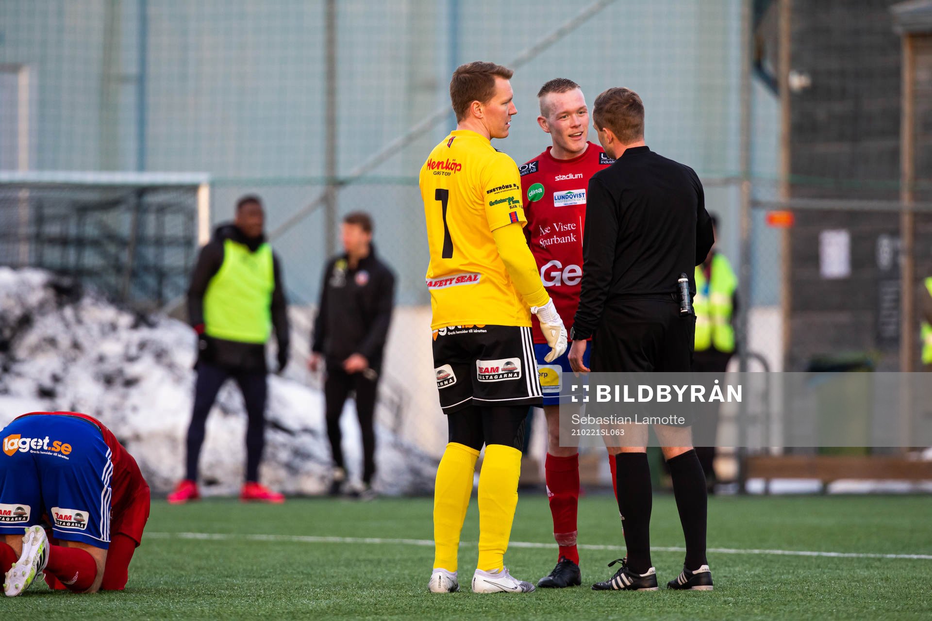 Gauthiods spelare pratar med domare Richard Sundell