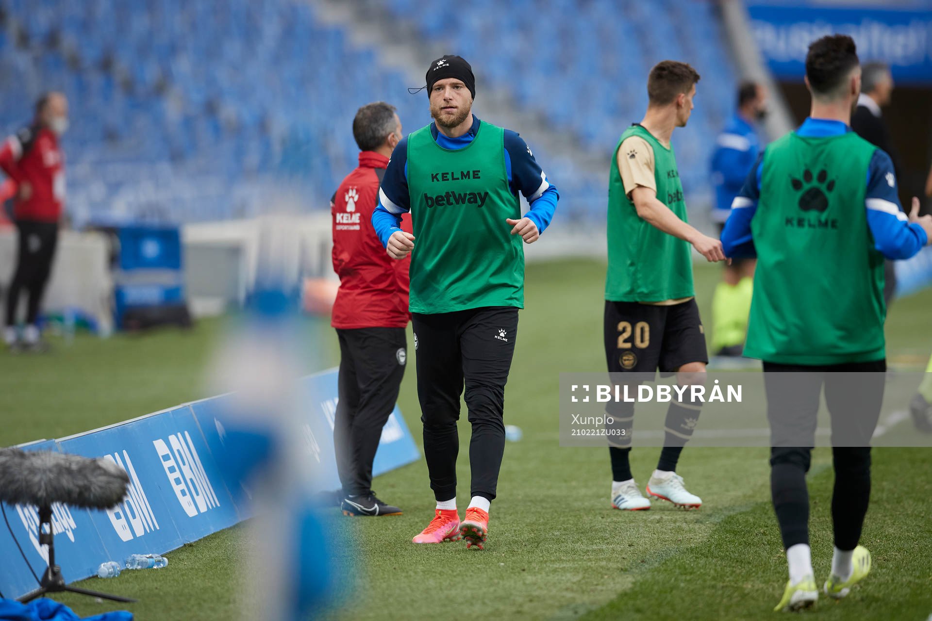 John Guidetti of Deportivo Alaves warm up