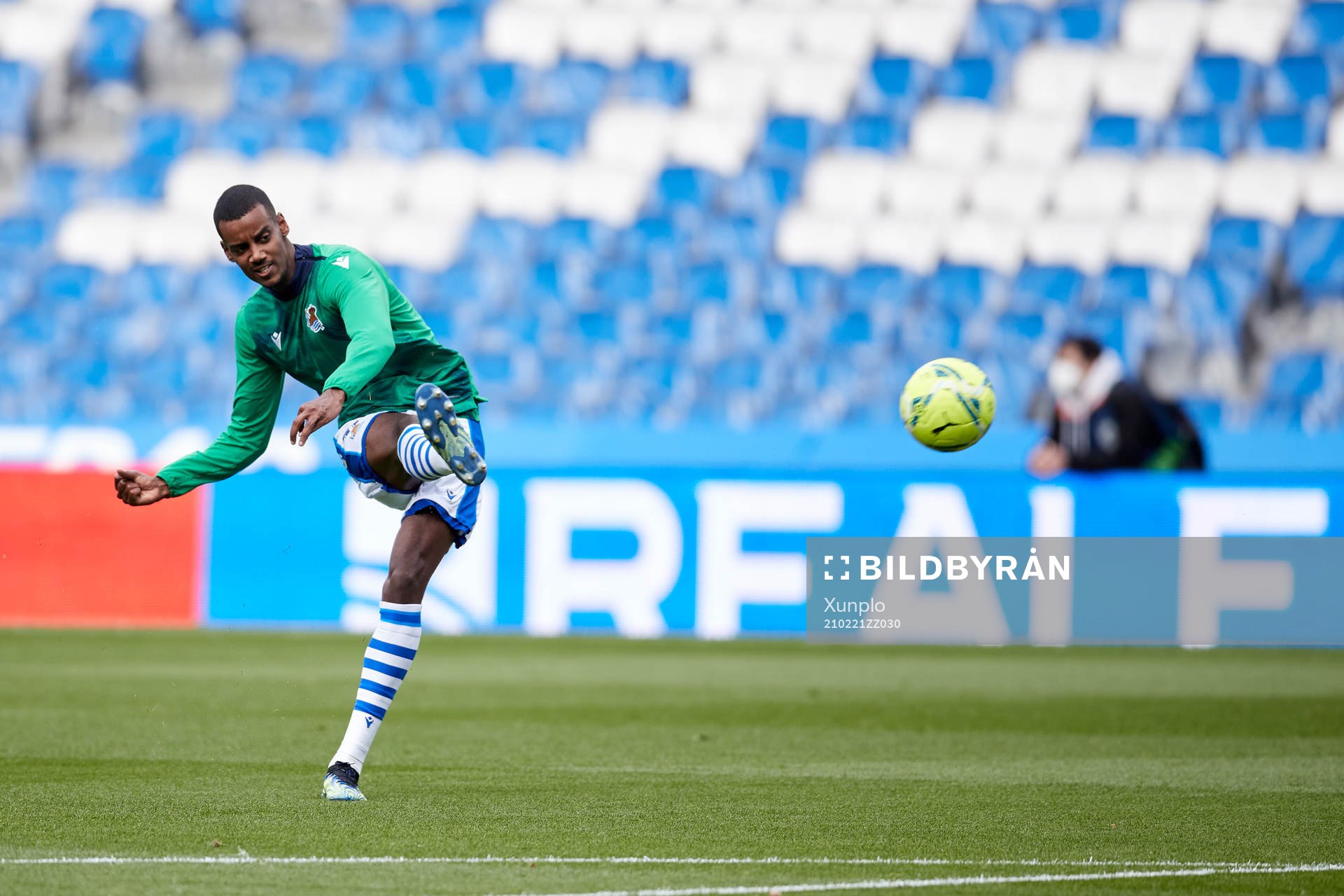 Alexander Isak of Real Sociedad warm up