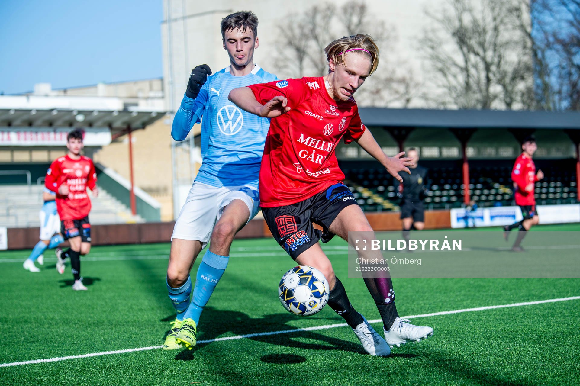 Malmö FFs Noah Eile mot Trelleborgs Simon Gottfridén