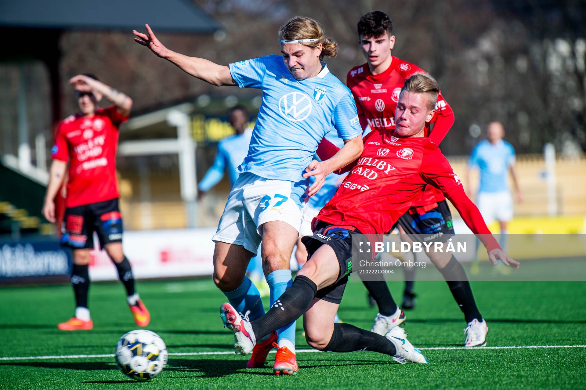 Malmö FFs Sebastian Nanasi mot Trelleborgs Noah Tillberg