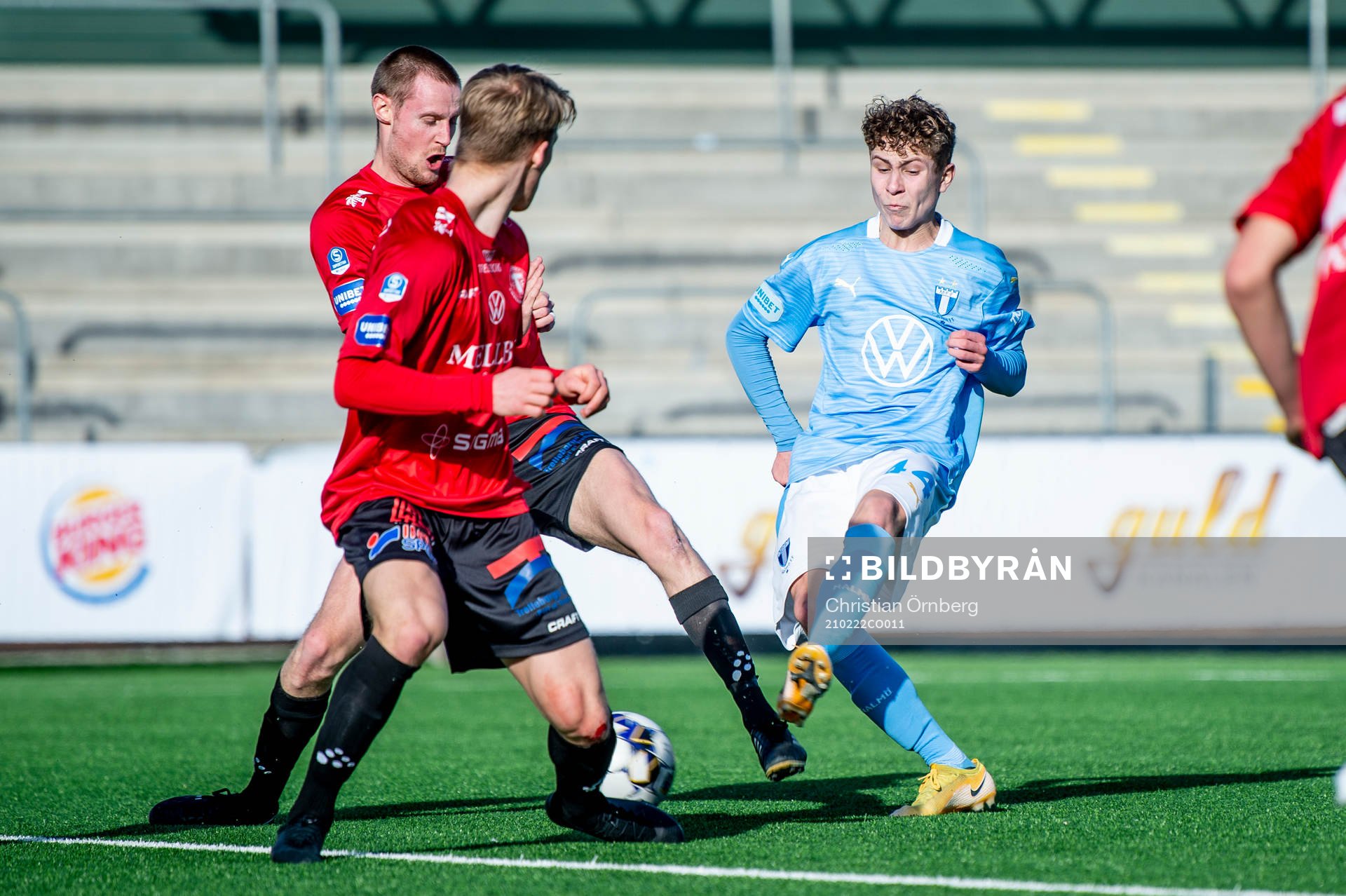 Malmö FFs Hugo Bolin mot Trelleborgs Anton Tideman och