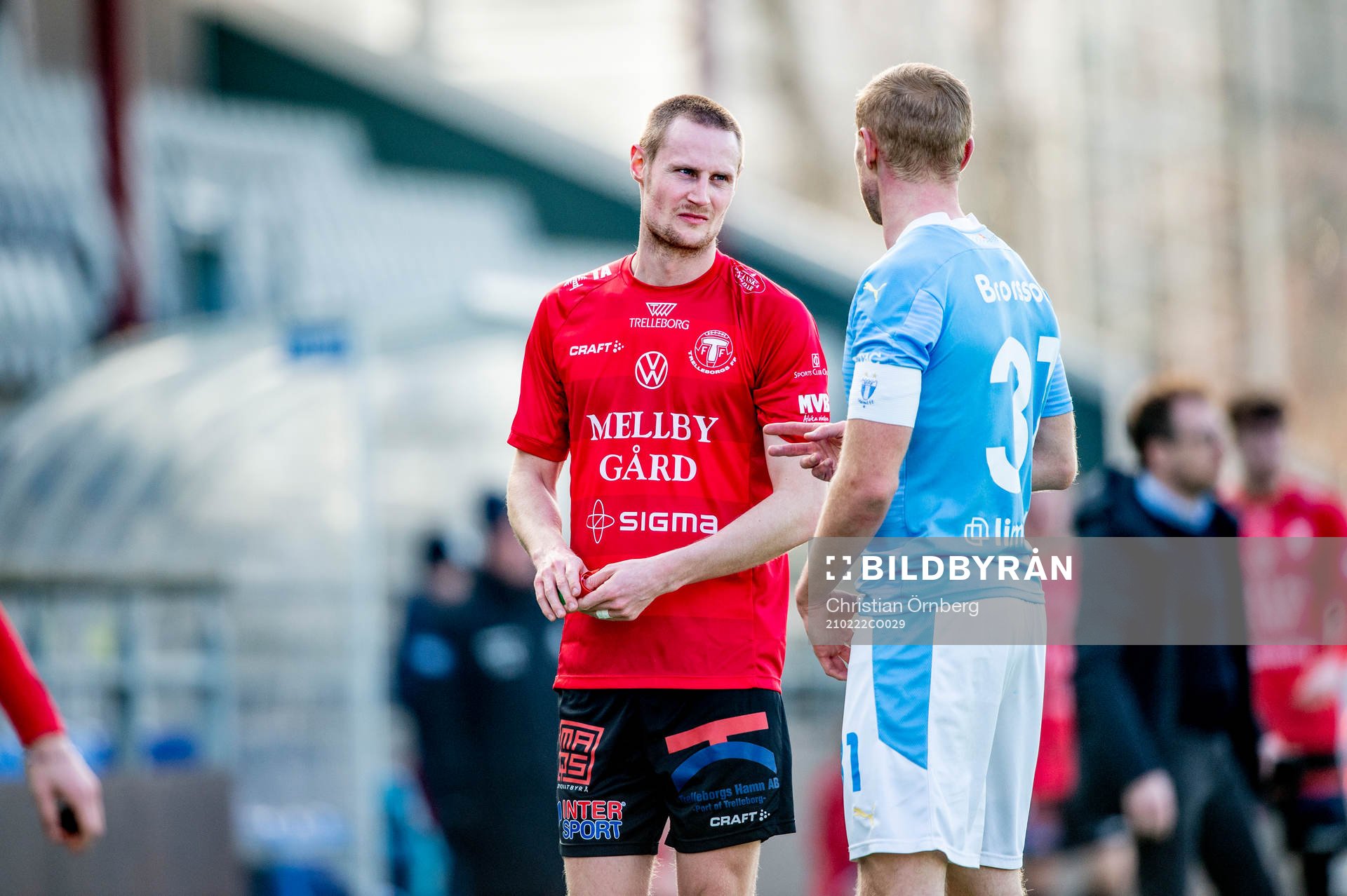 Lagkaptenerna, Trelleborgs Anton Tideman oc Malmö FFs Franz Brorsson efter fotbollsmatchen i träningsmatchen mellan Malmö FF och Trelleborg den 22 februari 2021 i Malmö.