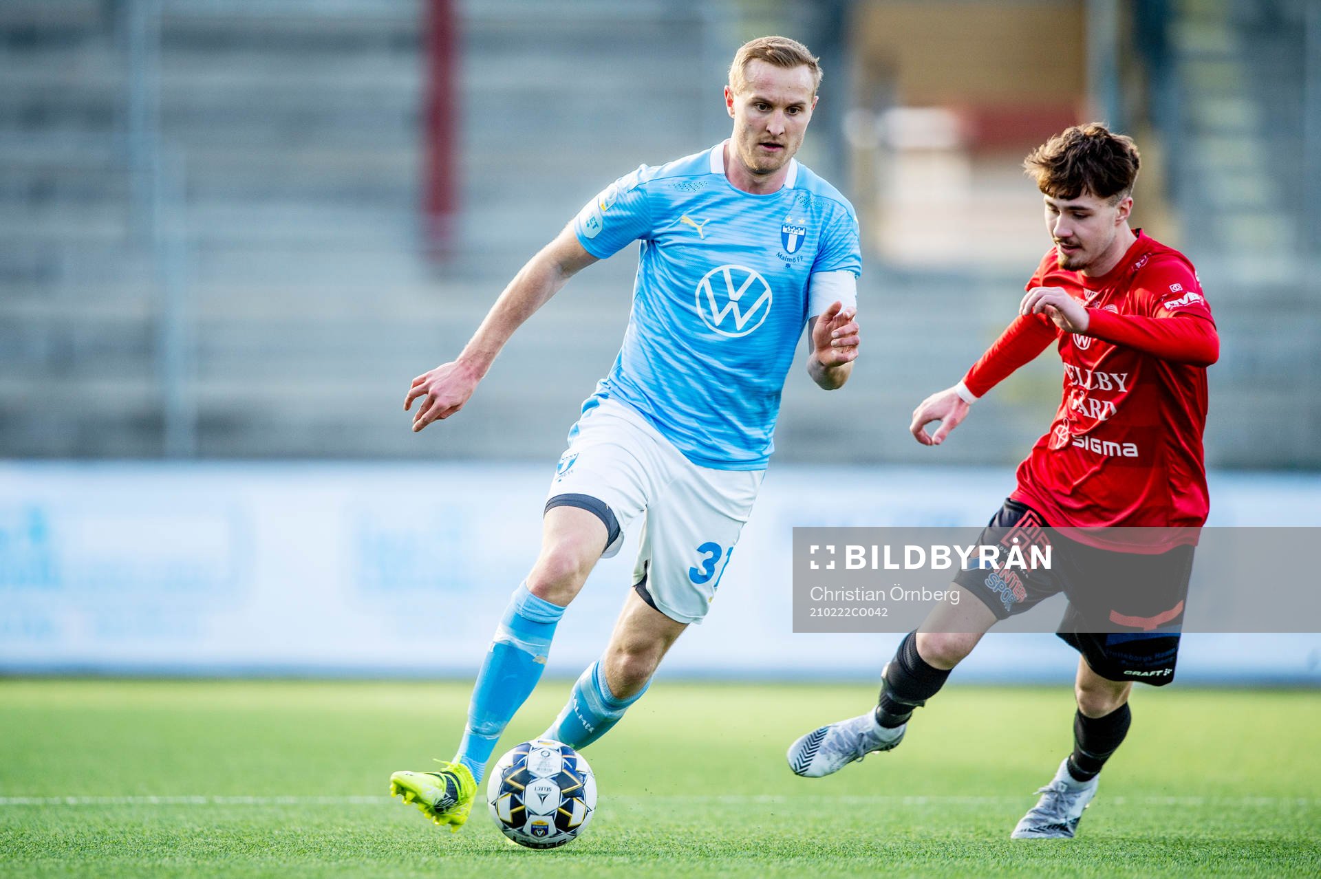 Malmö FFs Franz Brorsson mot Trelleborgs Inas Suljic