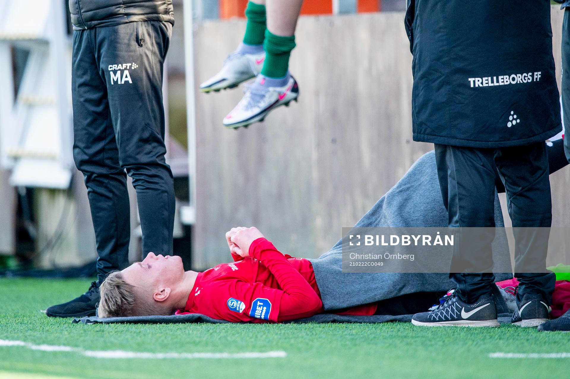 Trelleborgs Noah Tillberg med en fotskada under fotbollsmatchen i träningsmatchen mellan Malmö FF och Trelleborg den 22 februari 2021 i Malmö.