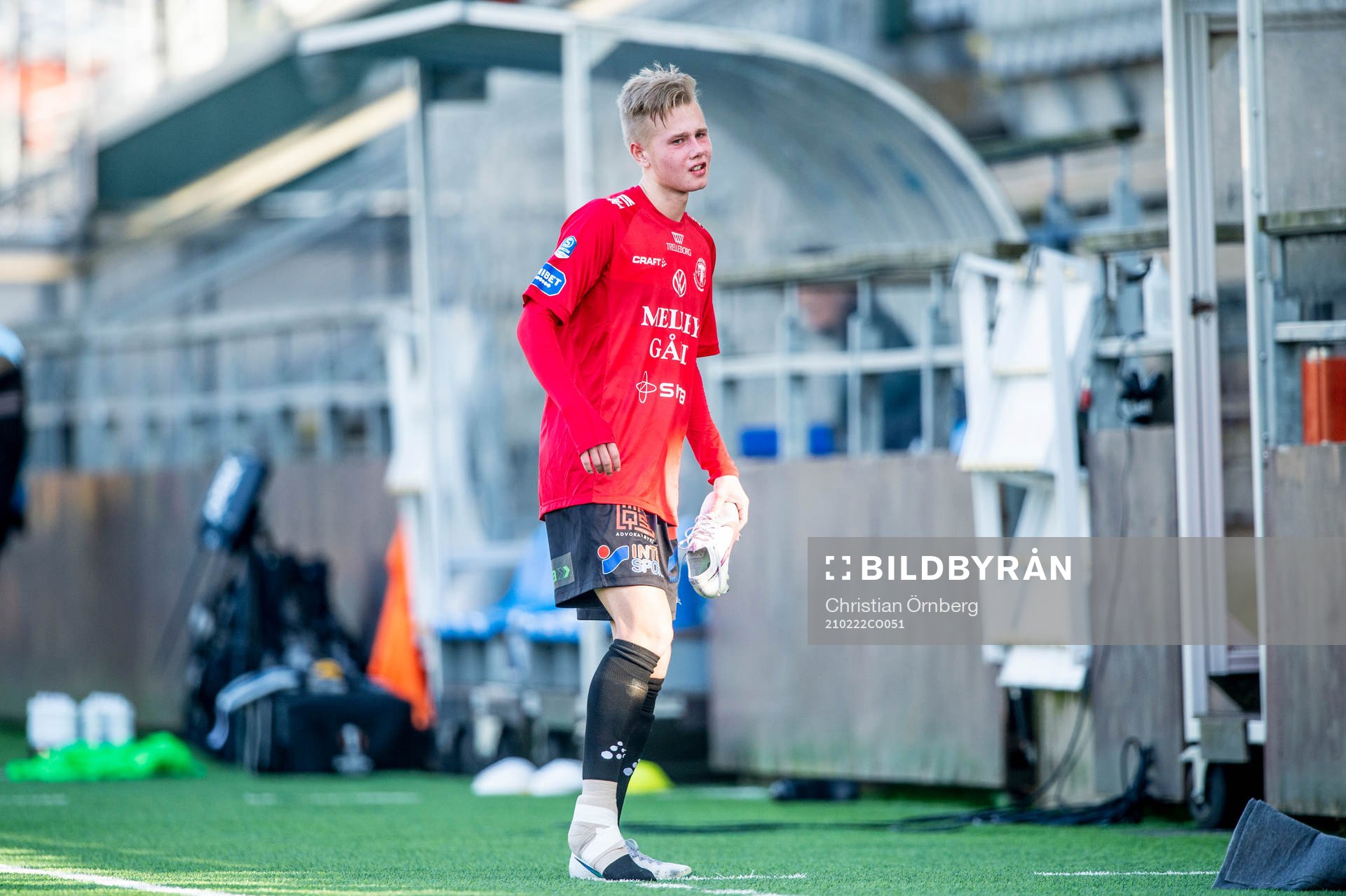 Trelleborgs Noah Tillberg med en fotskada under fotbollsmatchen i träningsmatchen mellan Malmö FF och Trelleborg den 22 februari 2021 i Malmö.