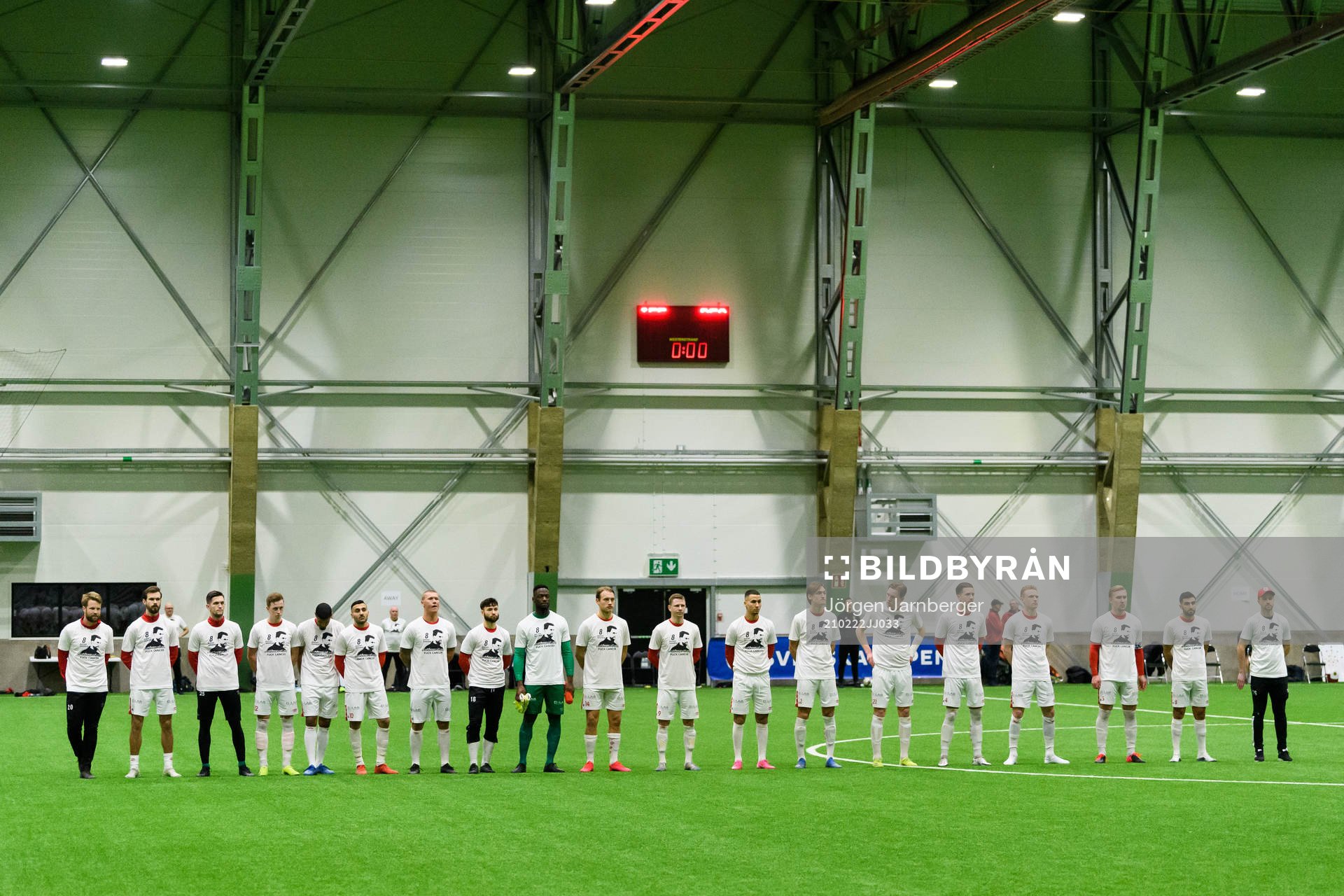 Degerfors spelare ställer upp iförda tröjor med texten