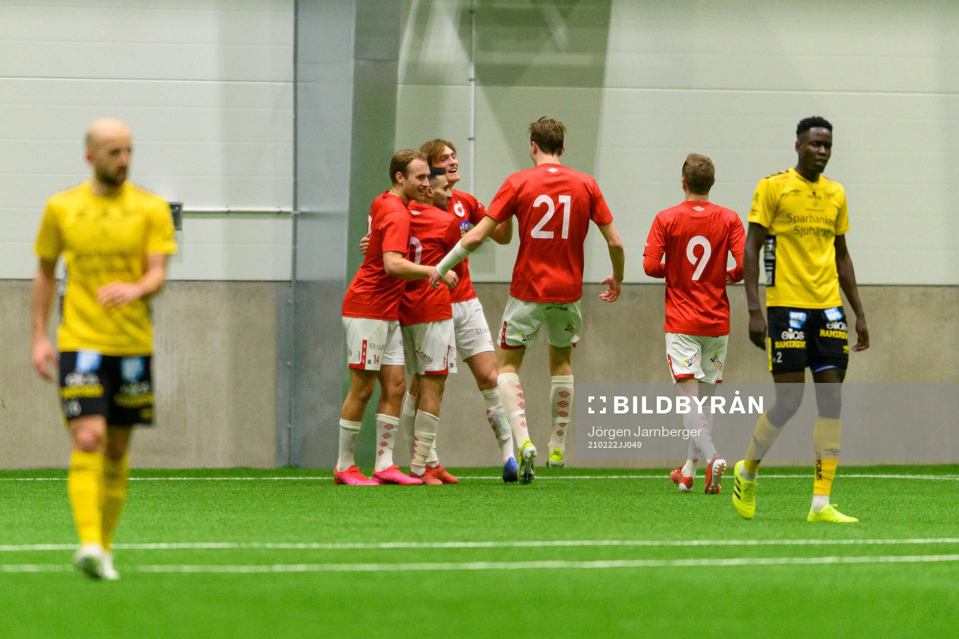 Degerfors Sargon Abraham jublar med lagkamrater