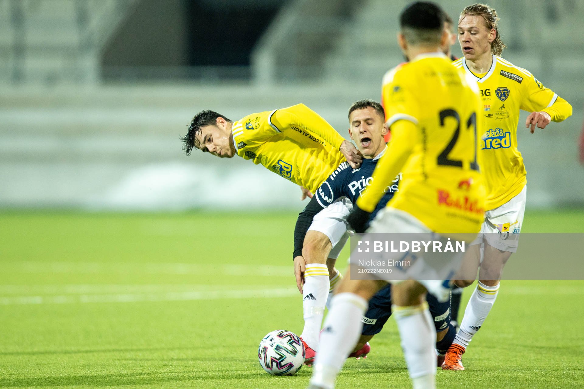 Utsiktens William Rosberg i kamp med Falkenbergs Axel Norén under fotbollsmatchen i Svenska Cupen mellan Utsikten och Falkenberg den 22 februari 2021 i Göteborg.