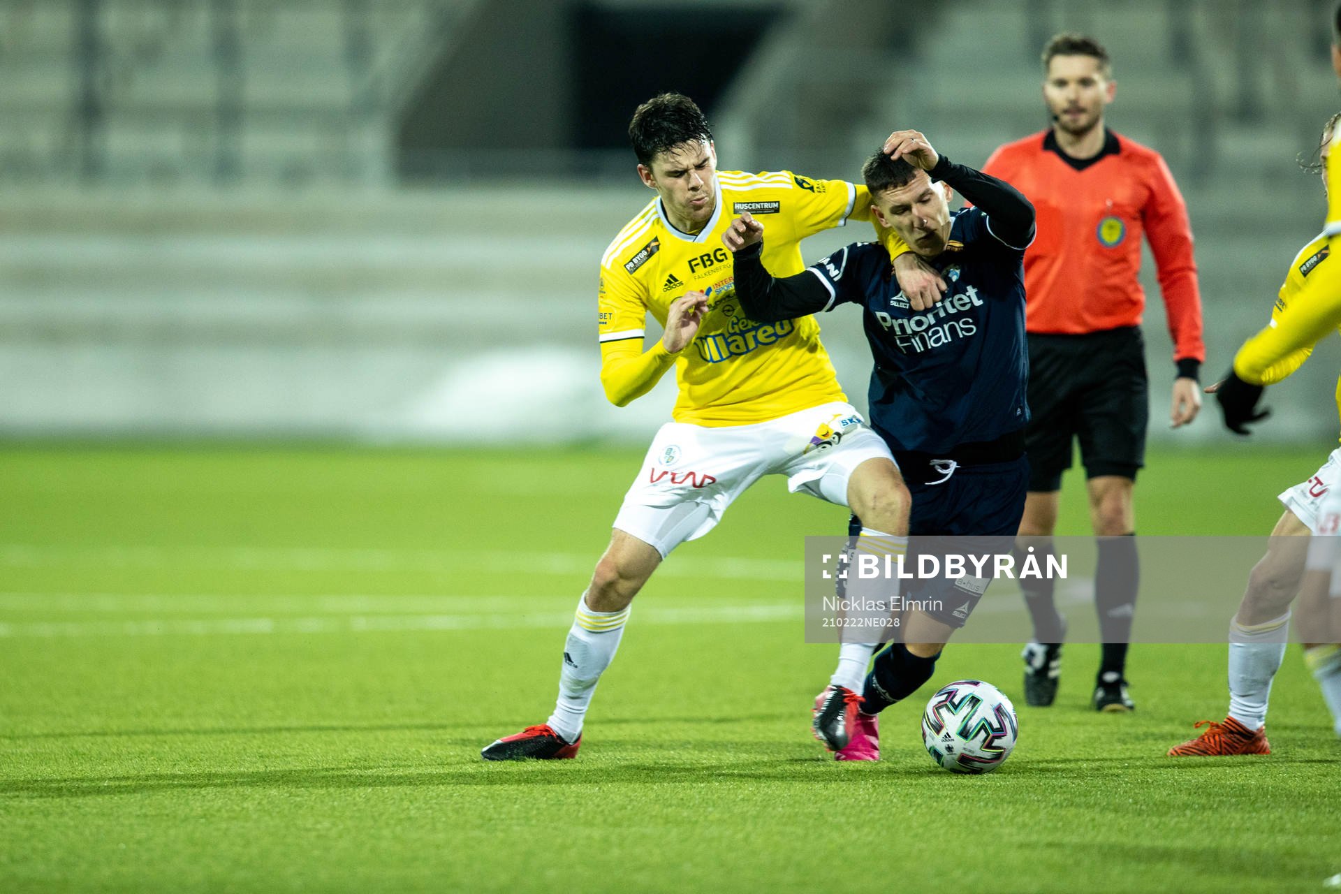 Utsiktens William Rosberg i kamp med Falkenbergs Axel Norén under fotbollsmatchen i Svenska Cupen mellan Utsikten och Falkenberg den 22 februari 2021 i Göteborg.