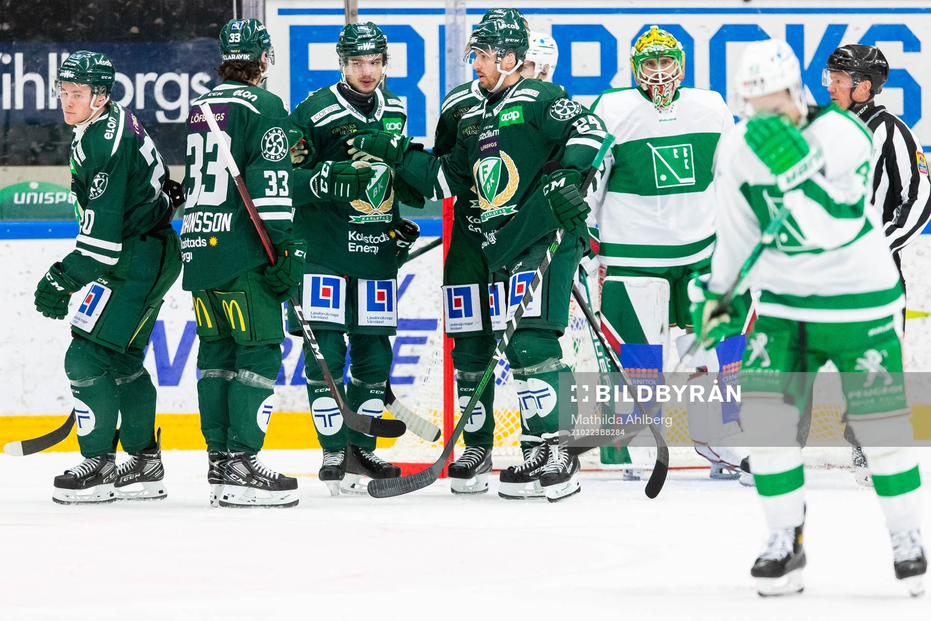 Färjestads Jakob Forsbacka Karlsson jublar med lagkamrater