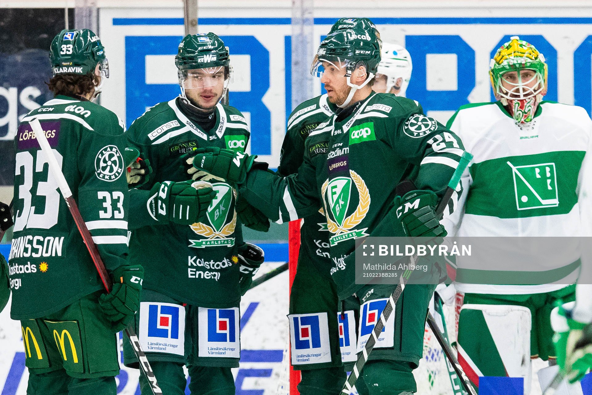 Färjestads Jakob Forsbacka Karlsson jublar med lagkamrater