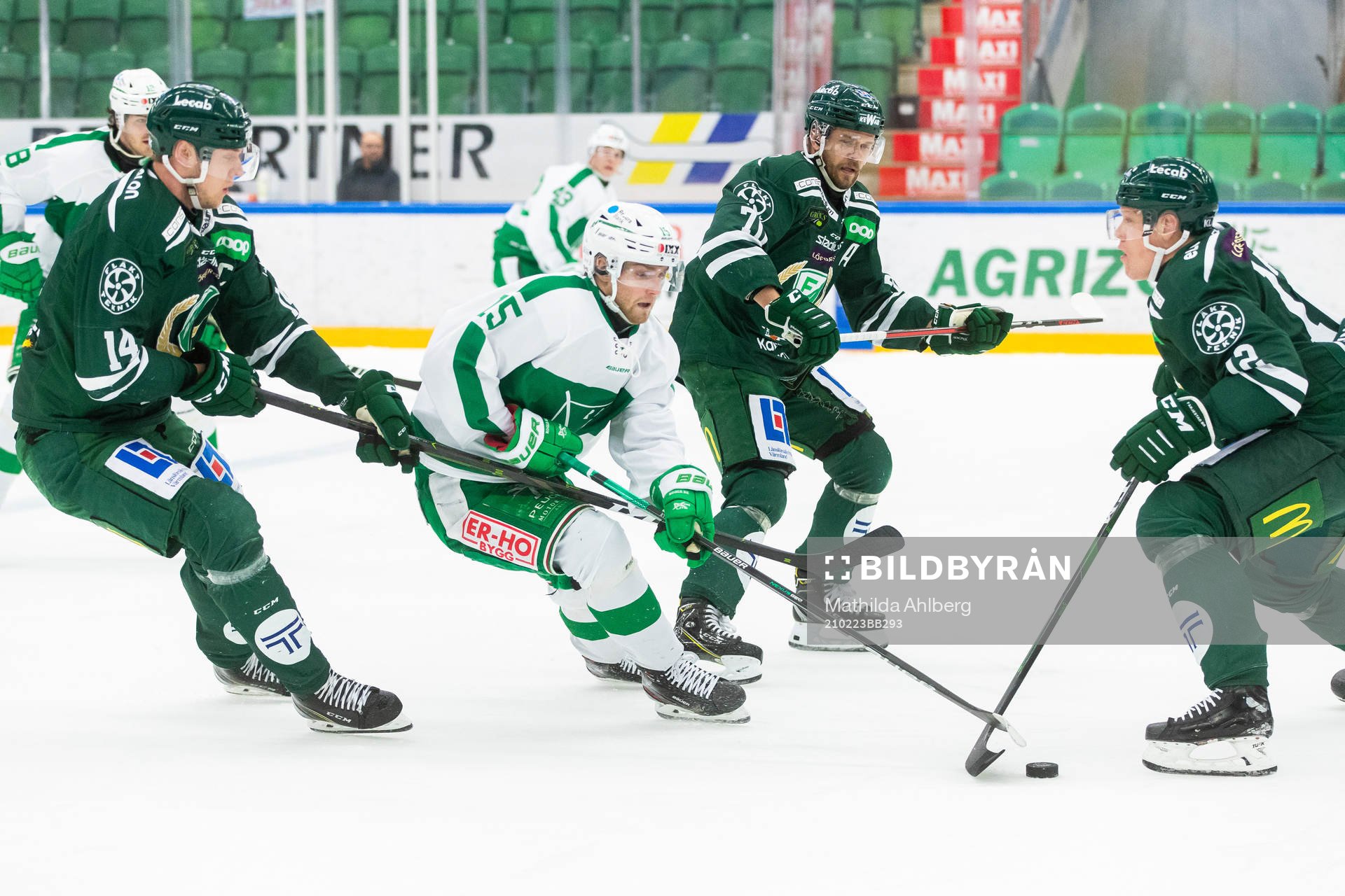 Rögles Simon Ryfors i kamp om pucken med Färjestads