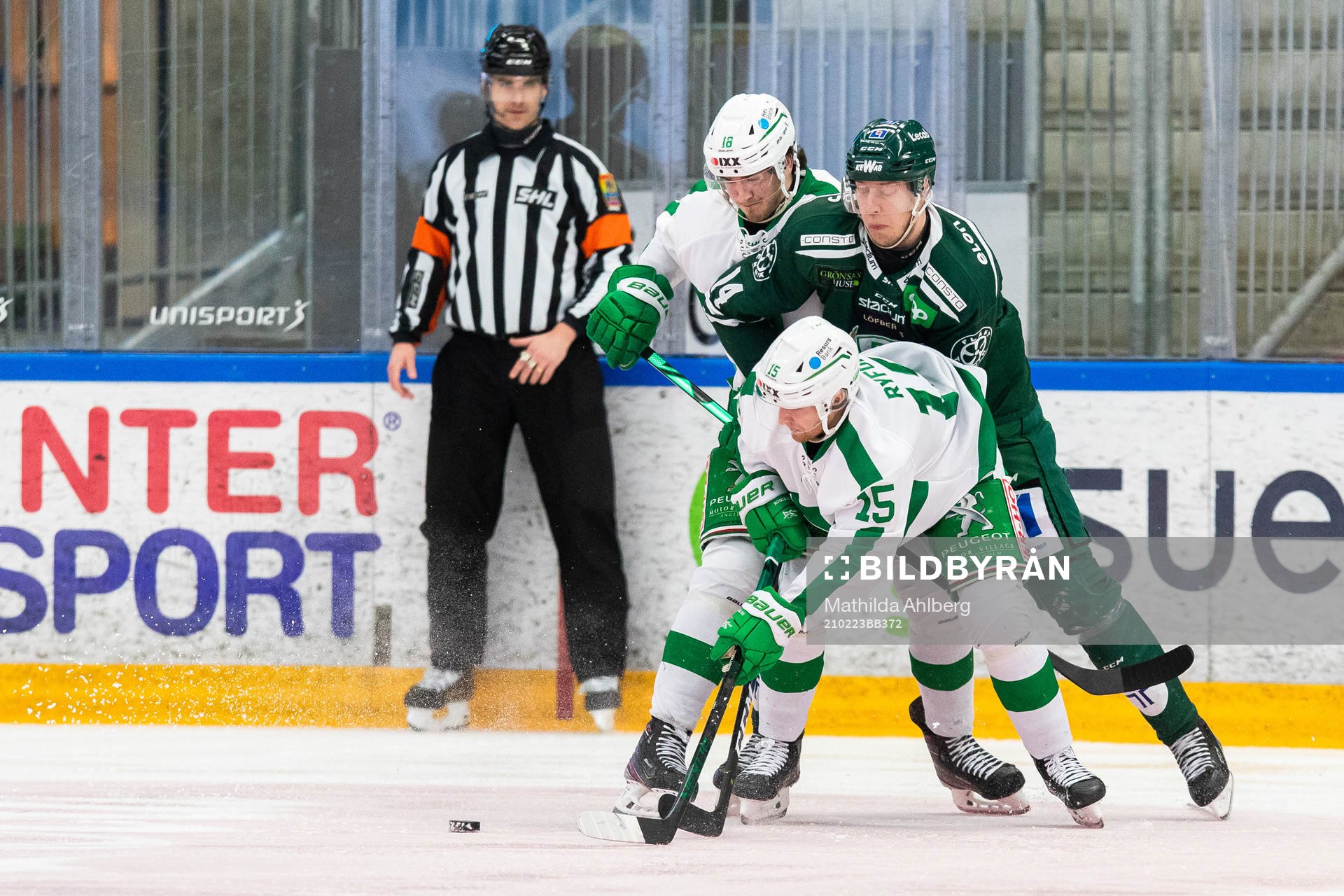 Rögles Dennis Everberg och Simon Ryfors i kamp om pucken