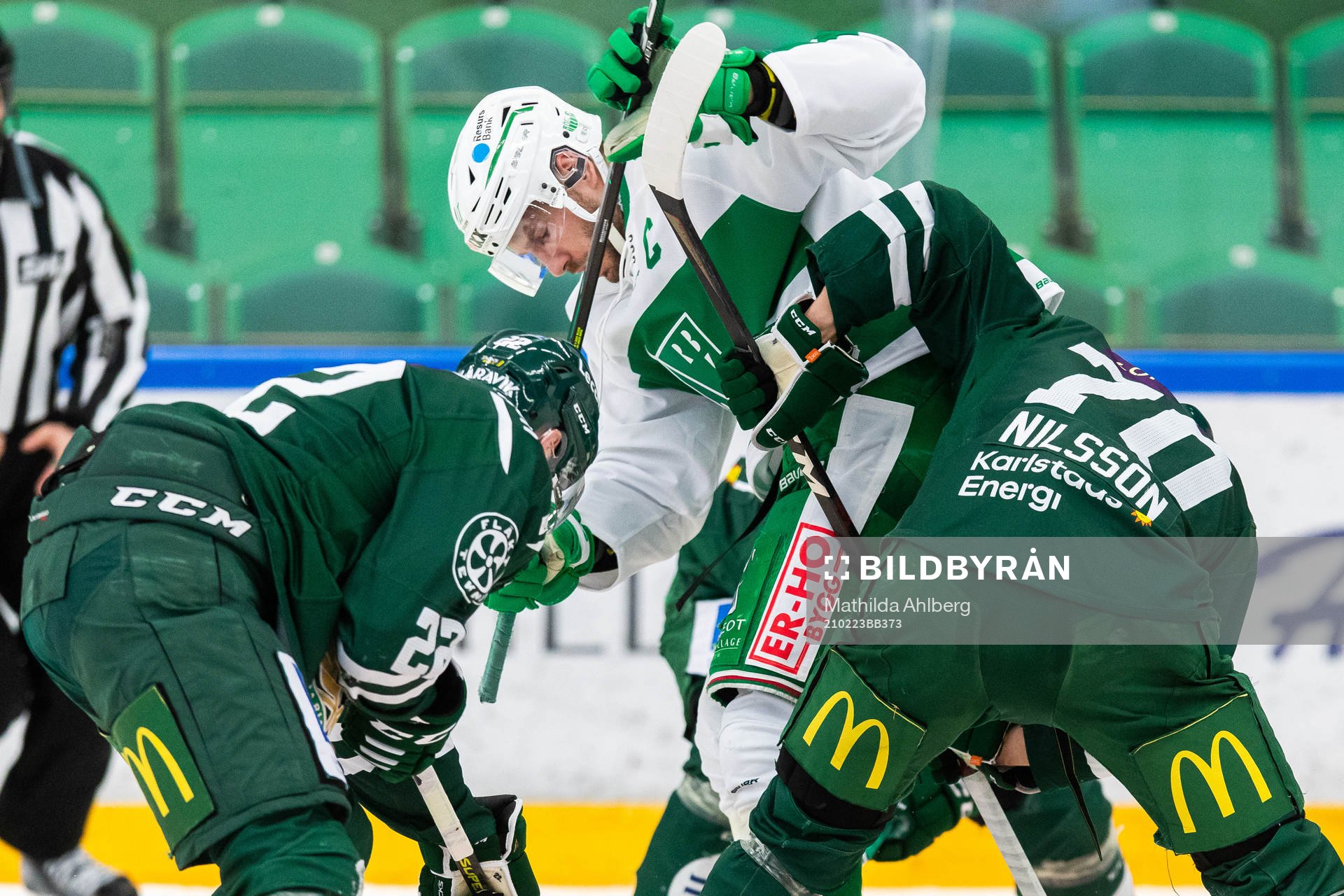 Rögles Mattias Sjögren i kamp om pucken med Färjestads