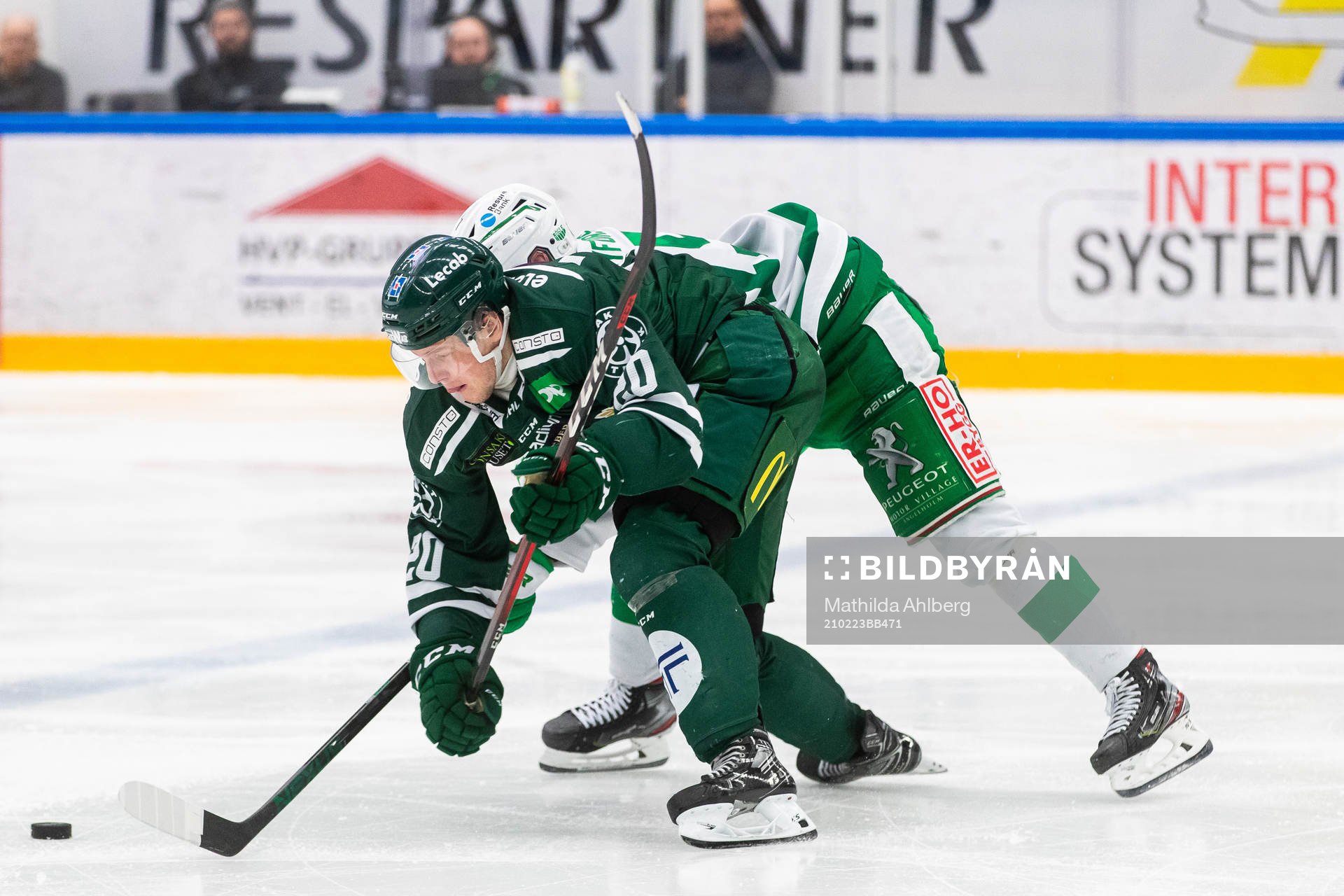Färjestads Olle Lycksell  och Rögles Simon Ryfors i kamp