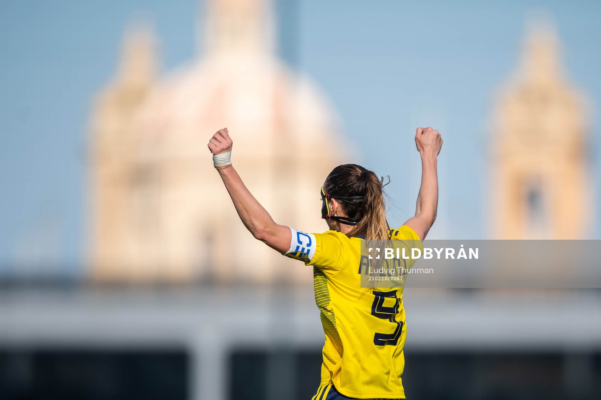 Kosovare Asllani of Sweden celebrate