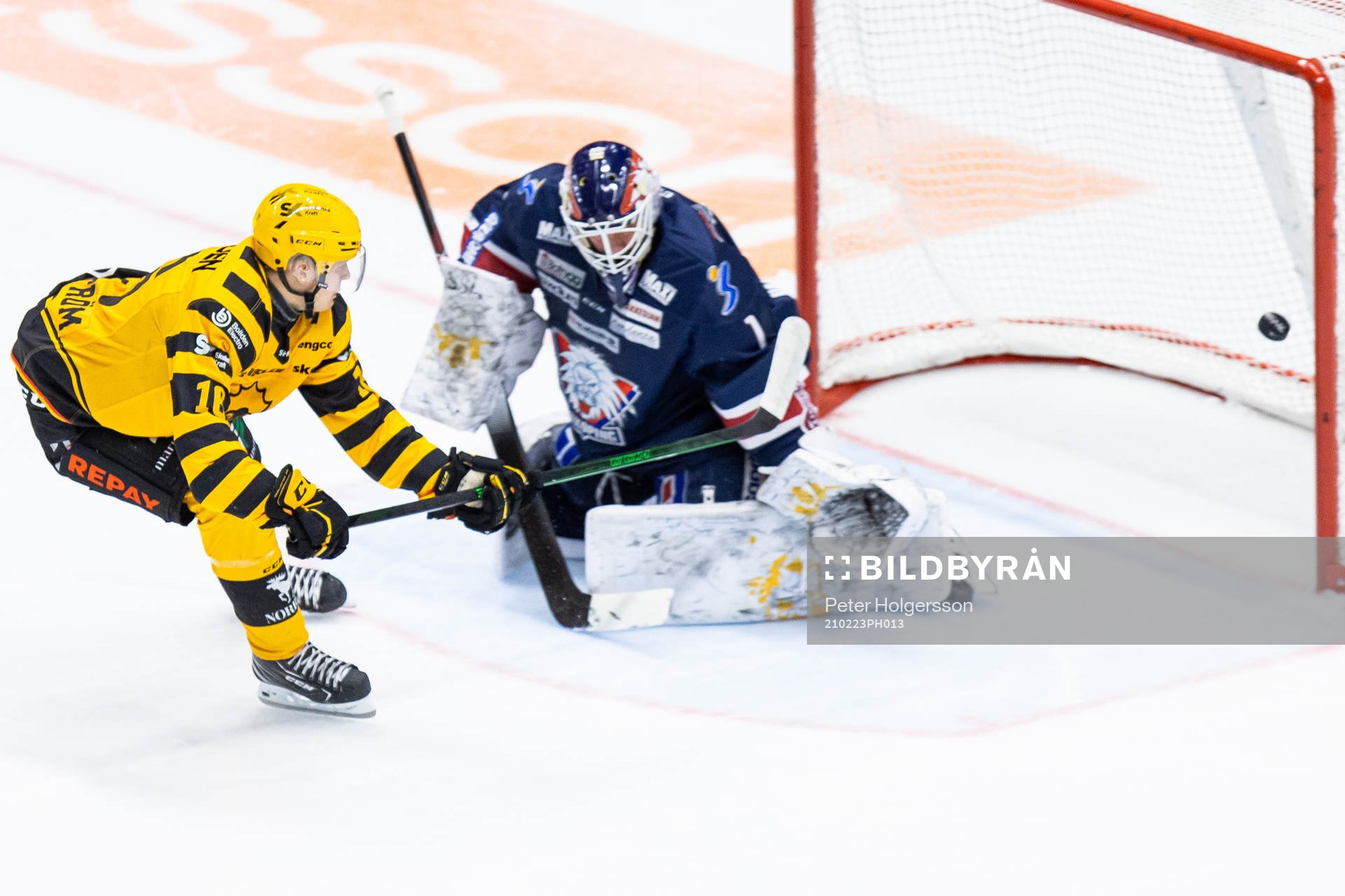 Skellefteås Linus Lindström oroar framför Linköpings