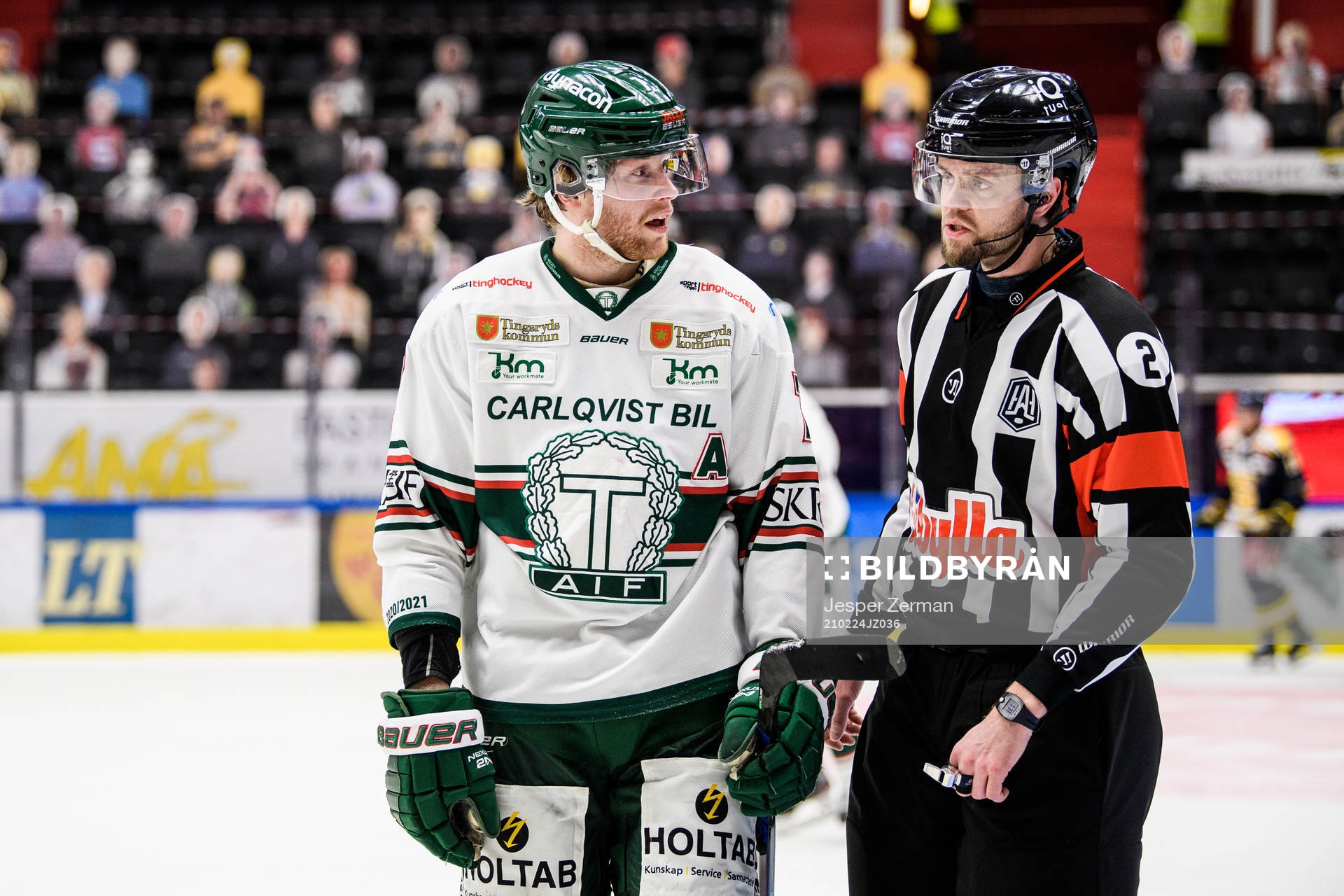 Tingsryds Ludvig Claesson diskuterar med Domare Olov