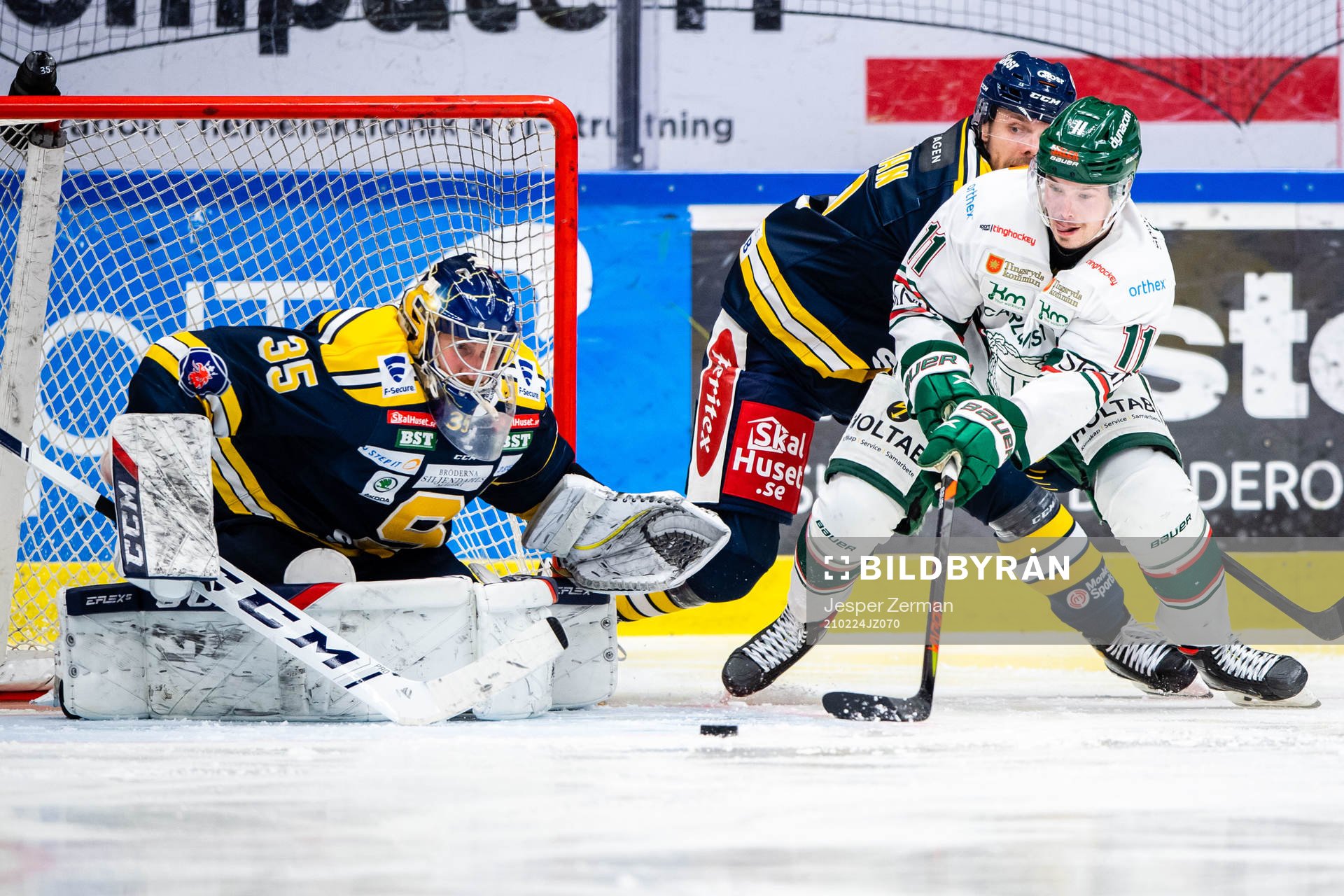 Tingsryds Anton Svensson och Södertäljes målvakt Jussi