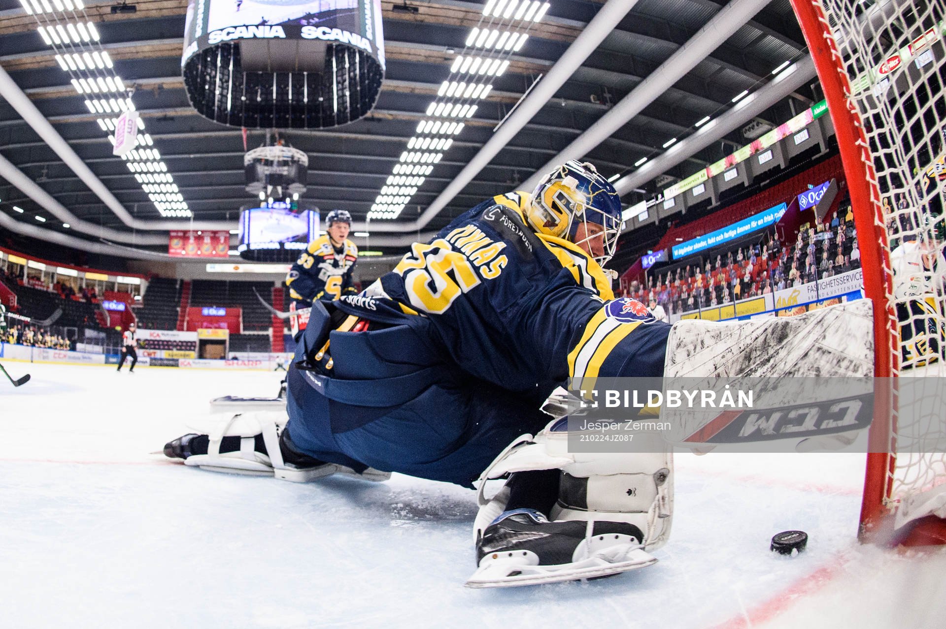 Södertäljes målvakt Jussi Rynnäs räddar en puck