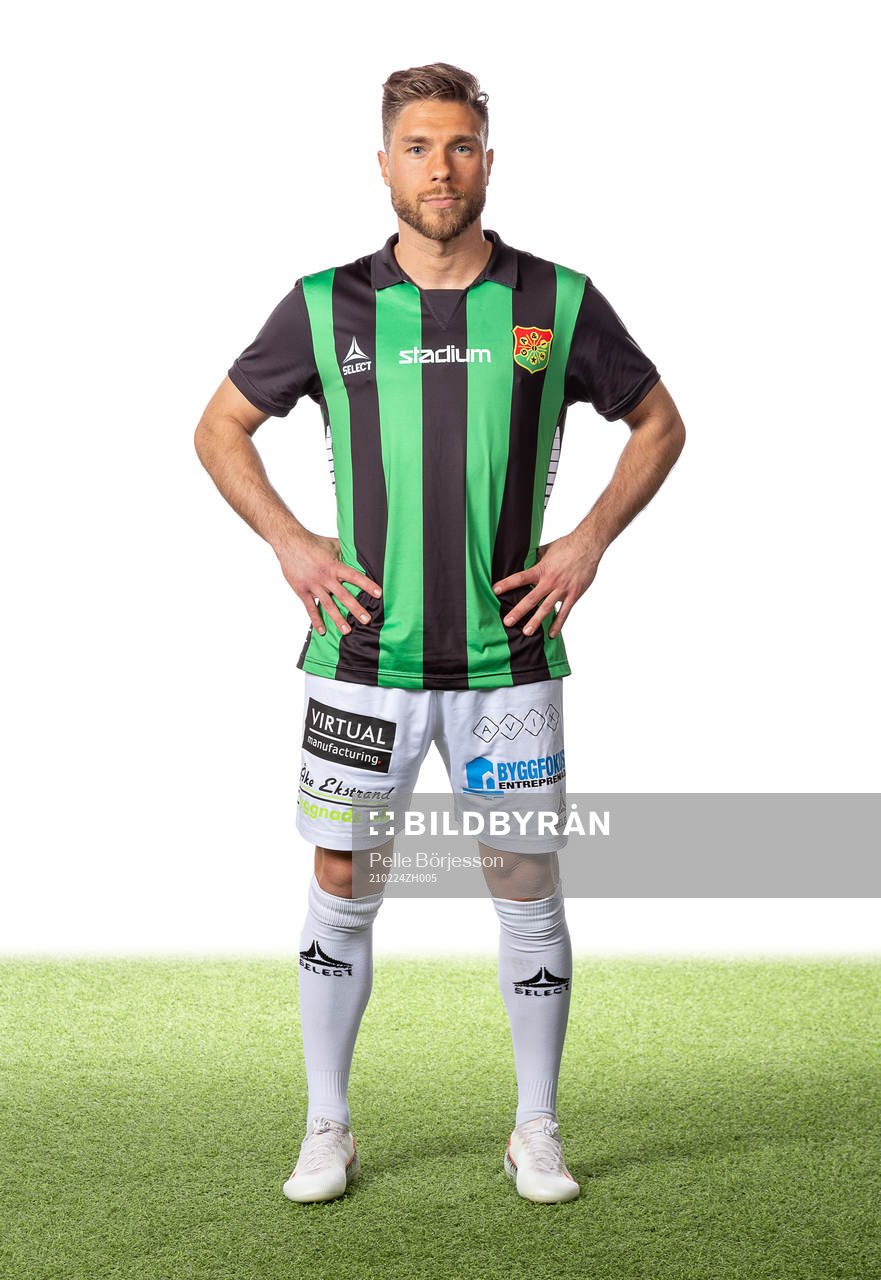Gais Nikola Ladan poserar för ett porträtt den 24 februari 2021 i Göteborg.