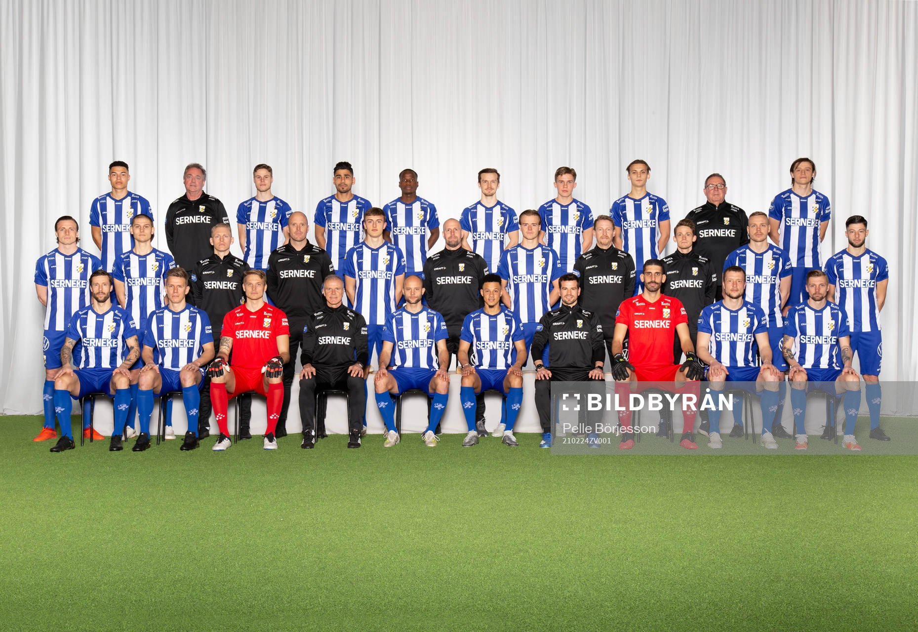 IFK Göteborg poserar för en lagbild den 24 februari 2021 i Göteborg. Bakre ledet från vänster: Alexander Jallow, materialare Håkan Lindahl, Gustaf Norlin, Hosam Aiesh, Alhassan Yusuf, Patrik Karlsson Lagemyr, Isak Dahlqvist, Noah Alexandersson, materialare Rolf Gustavsson, Simon Thern. Mittenledet från vänster: Calle Johansson, Rasmus Wikström, fystränare Kalle Olsson, fysioterapeut Calle Persson, Jesper Tolinsson, målvaktstränare Stefan Remnér, August Erlingmark, fysioterapeut Fredrik Larsson, assisterande tränare William Strömberg, Kolbeinn Sigthorsson, Kevin Yakob. Sittande från vänster: Mattias Bjärsmyr, Pontus Wernbloom, Ole Söderberg, tränare Roland Nilsson, Robin Söder, Tobias Sana, assisterande tränare Ferran Sibila, Giannis Anestis, Jakob Johansson, Sebastian Eriksson.