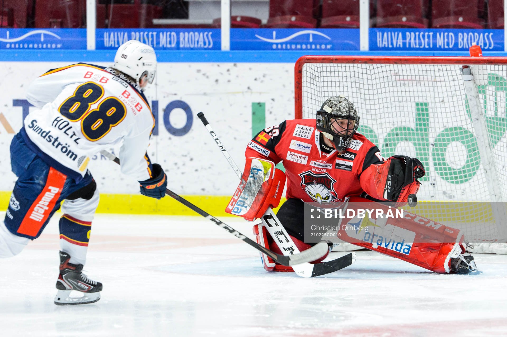 Djurgårdens Alexander Holtz mot Malmö Redhawks målvakt