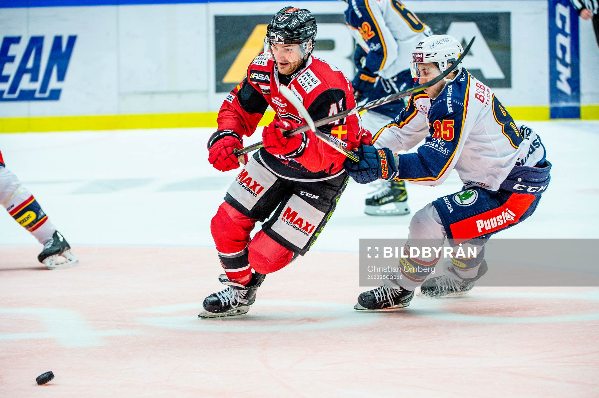 Malmö Redhawks Adam Johnson mot Djurgårdens Michael Haga