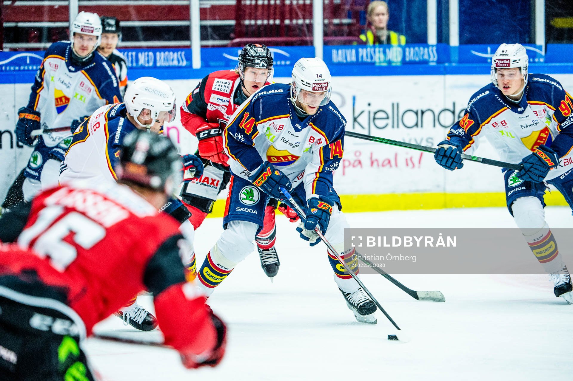 Djurgårdens Tom Wandell förfölj av Malmö Redhawks Emil