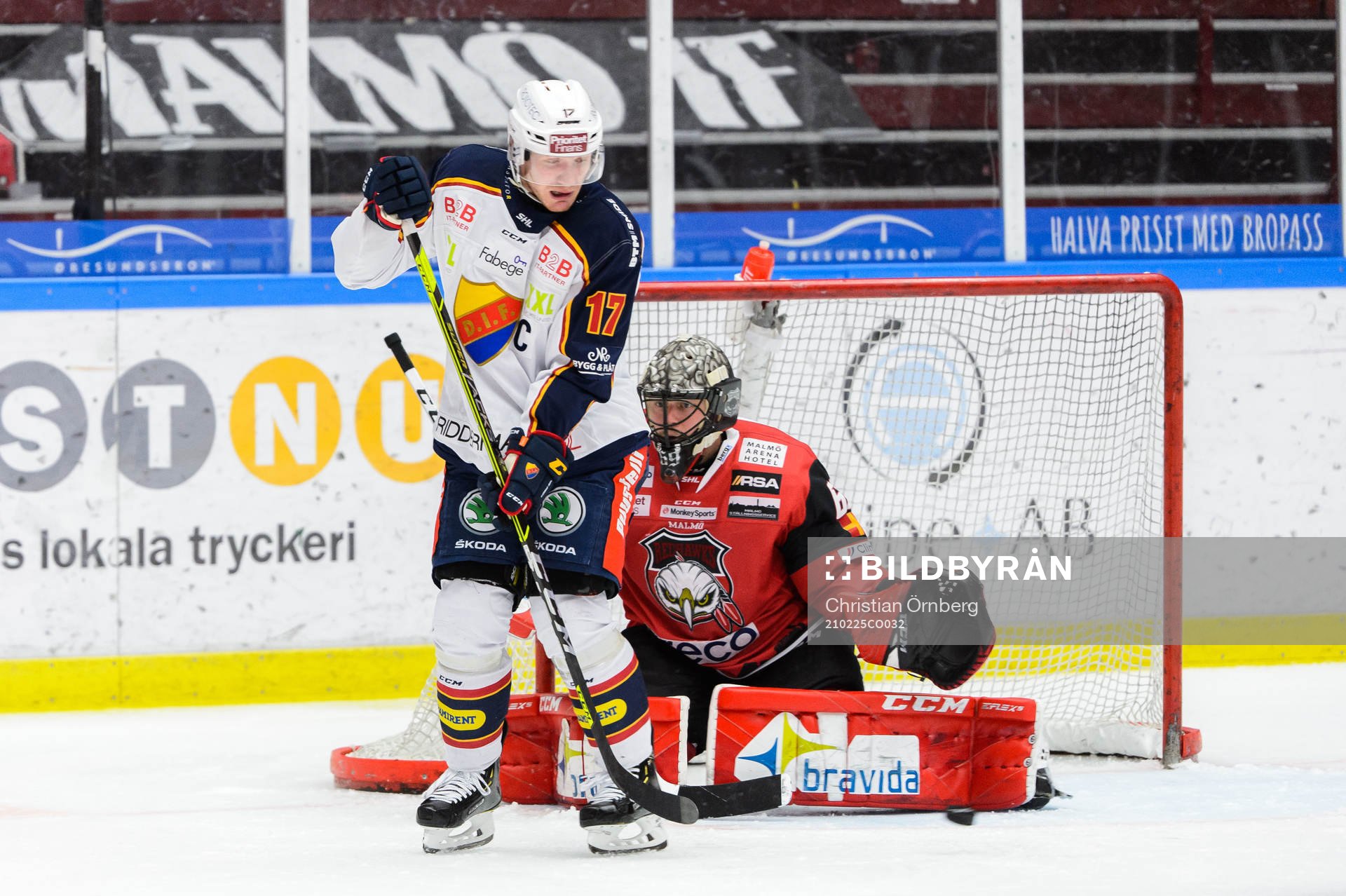 Djurgårdens Henrik Eriksson mot Malmö Redhawks målvakt