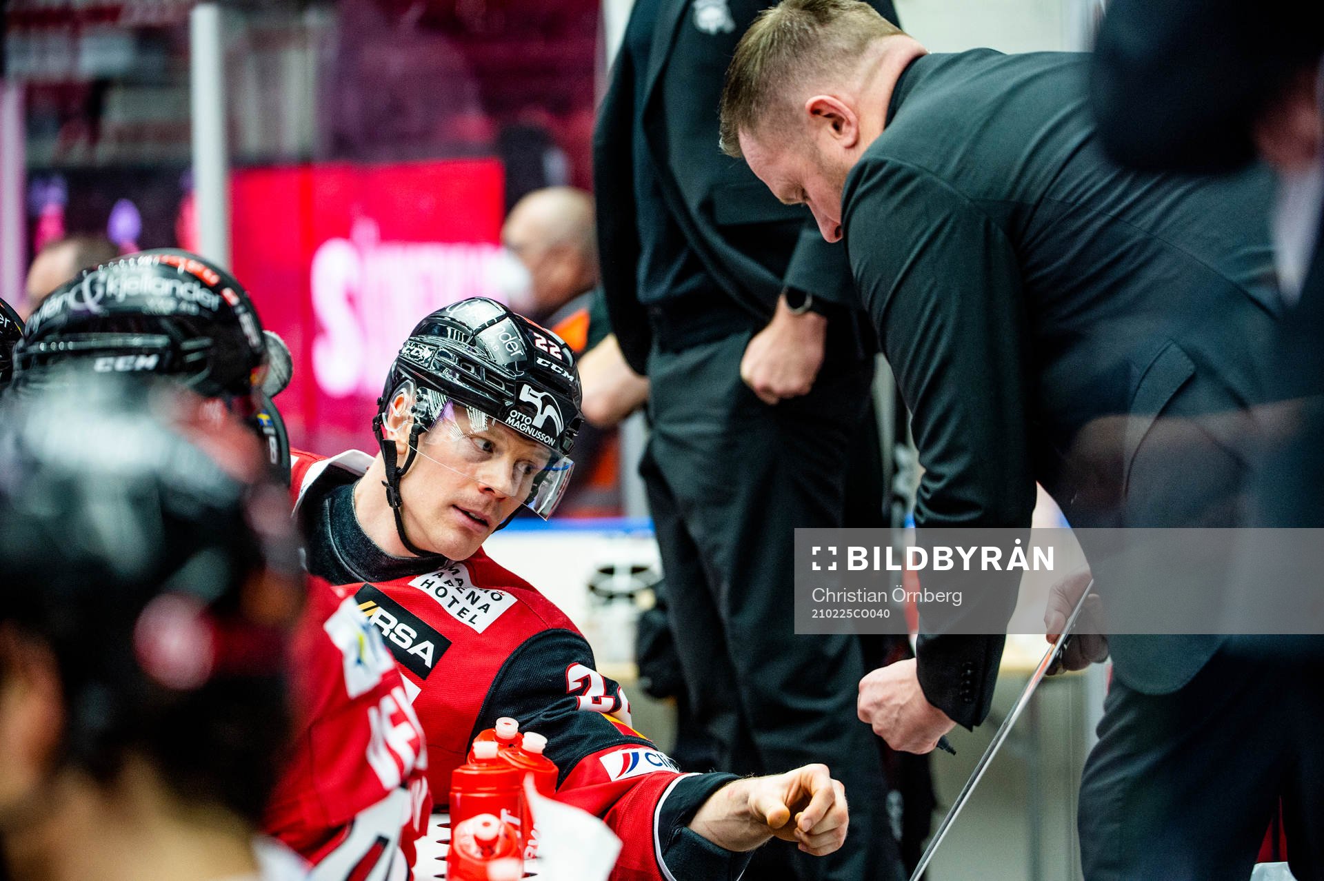 Malmö Redhawks Lars Bryggman i taktiksnack med tränare