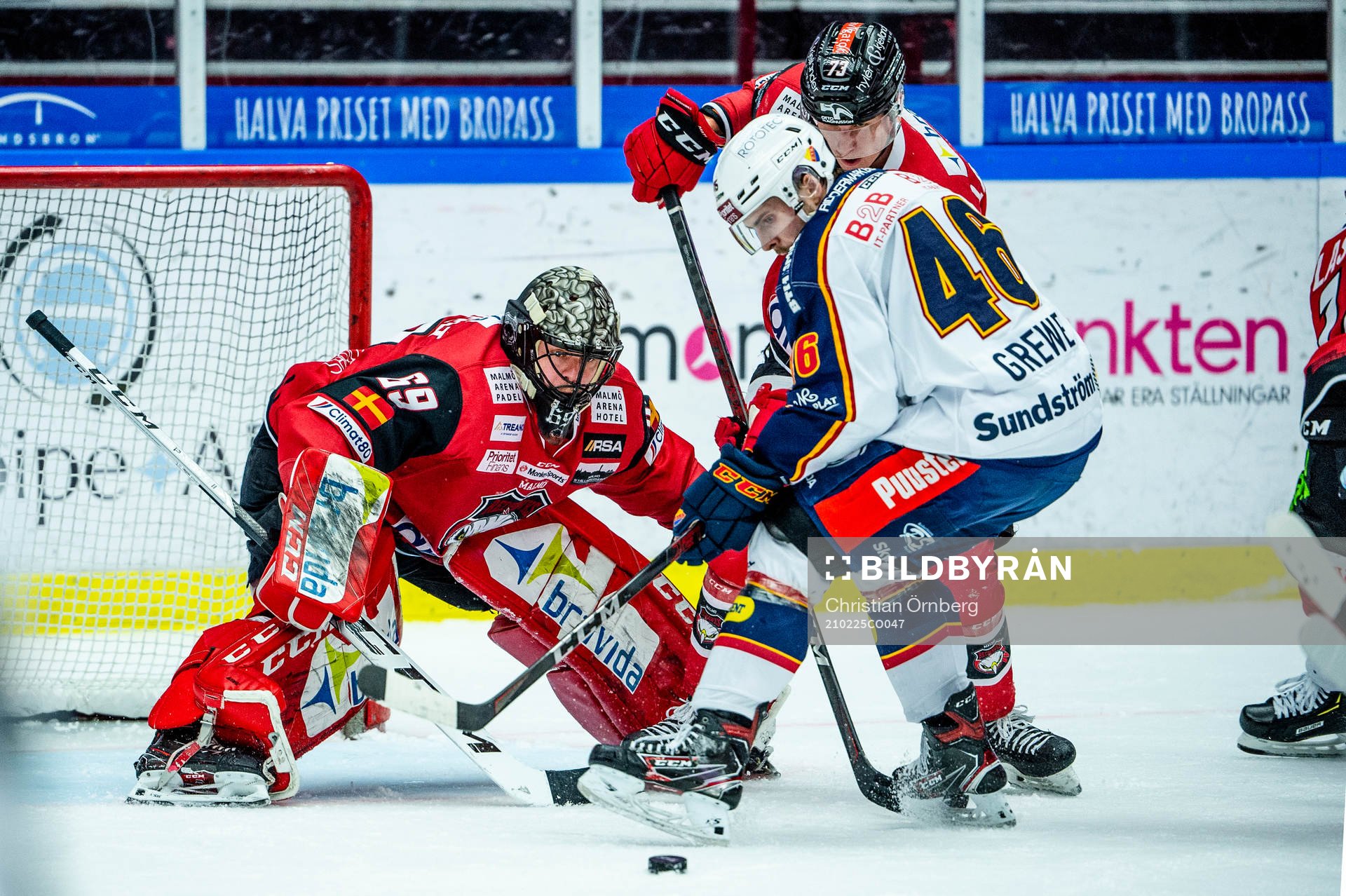 Djurgårdens Albin Grewe mot Malmö Redhawks målvakt Oscar