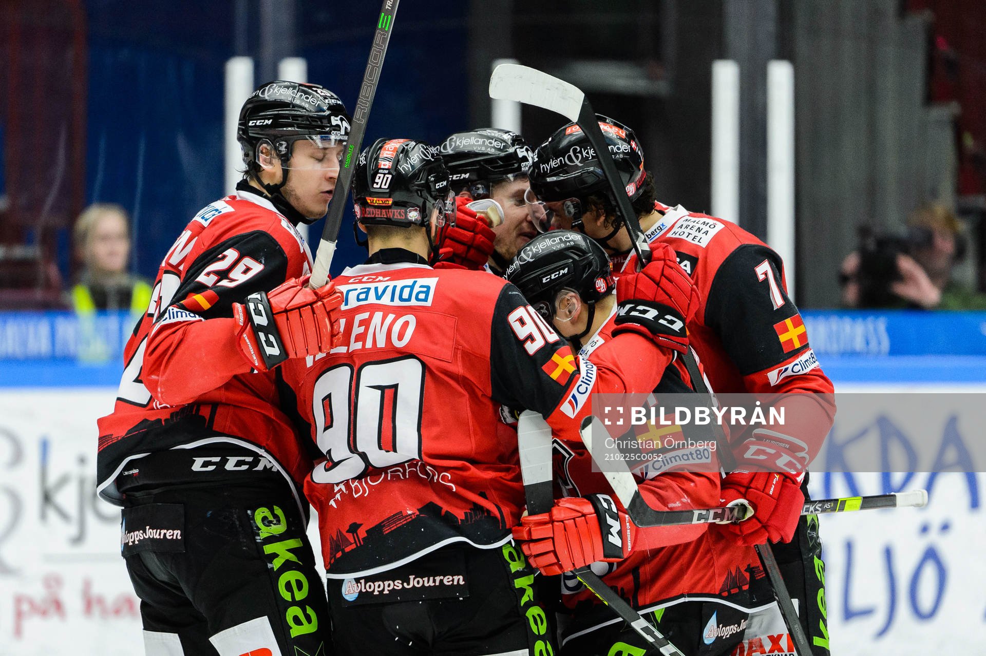 Malmö Redhawks Jesper Jensen Aabo jublar med lagkamrater