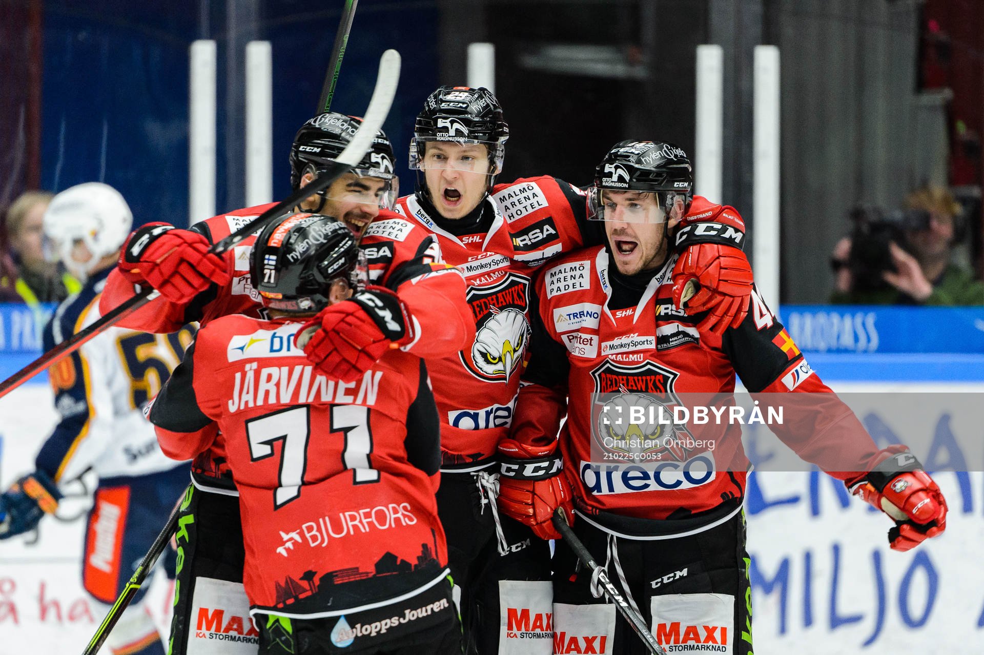 Malmö Redhawks Jesper Jensen Aabo jublar med lagkamrater