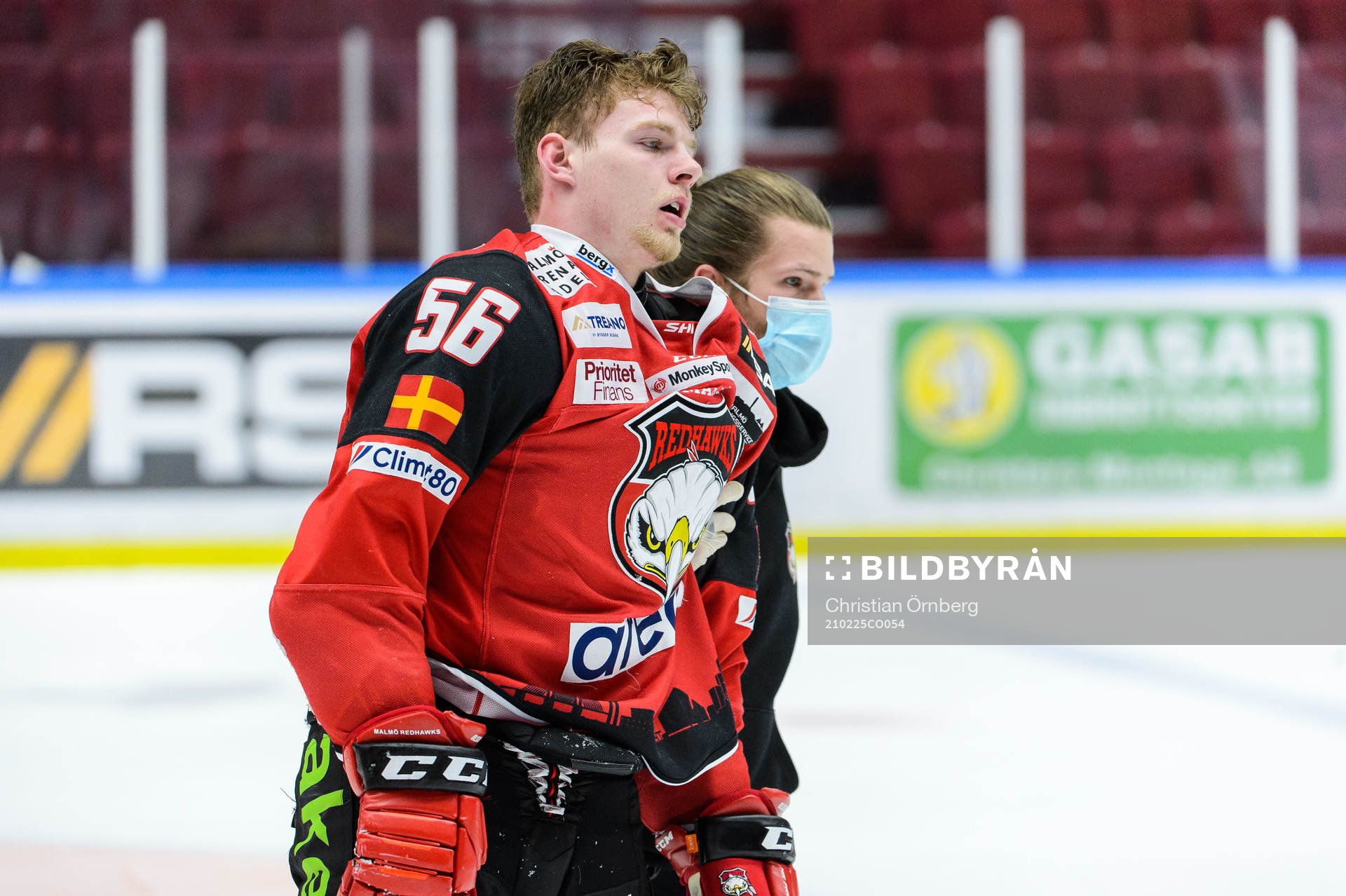 Malmö Redhawks Anton Olsson får hjälp av isen