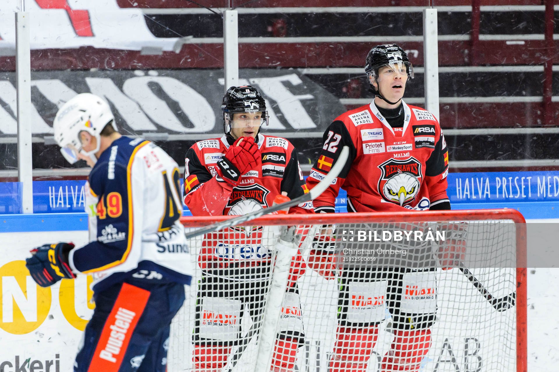 Malmö Redhawks Lars Bryggman jublar med Johan Olofsson