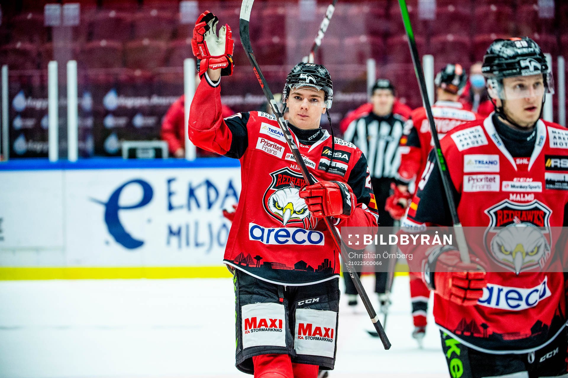 Malmö Redhawks Helge Grans jublar med lagkamraterna