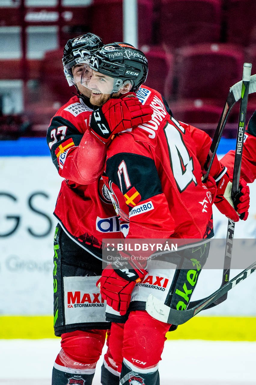 Malmö Redhawks Adam Johnson jublar