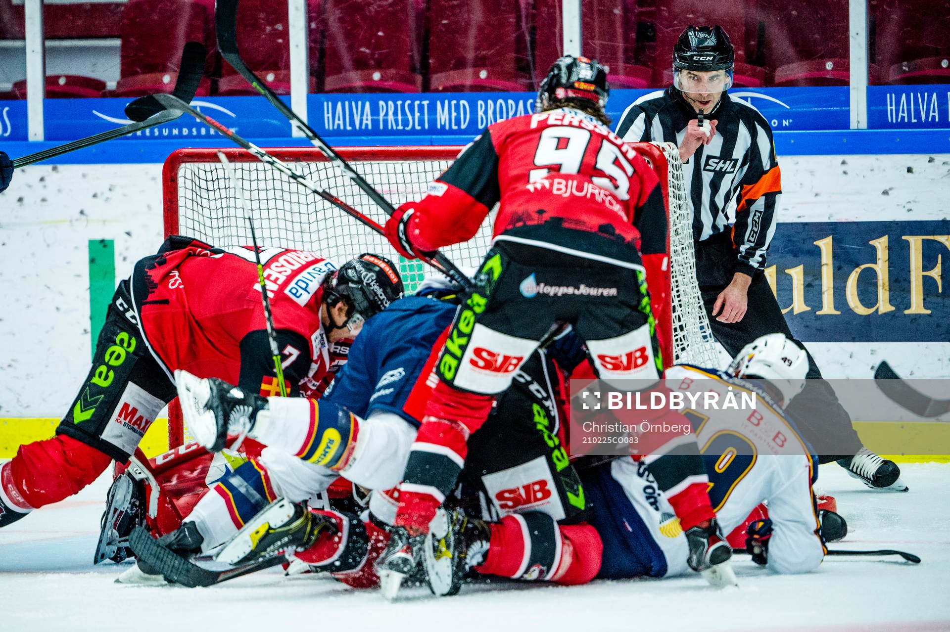 Domare Linus Öhlund håller koll på en hög av spelare