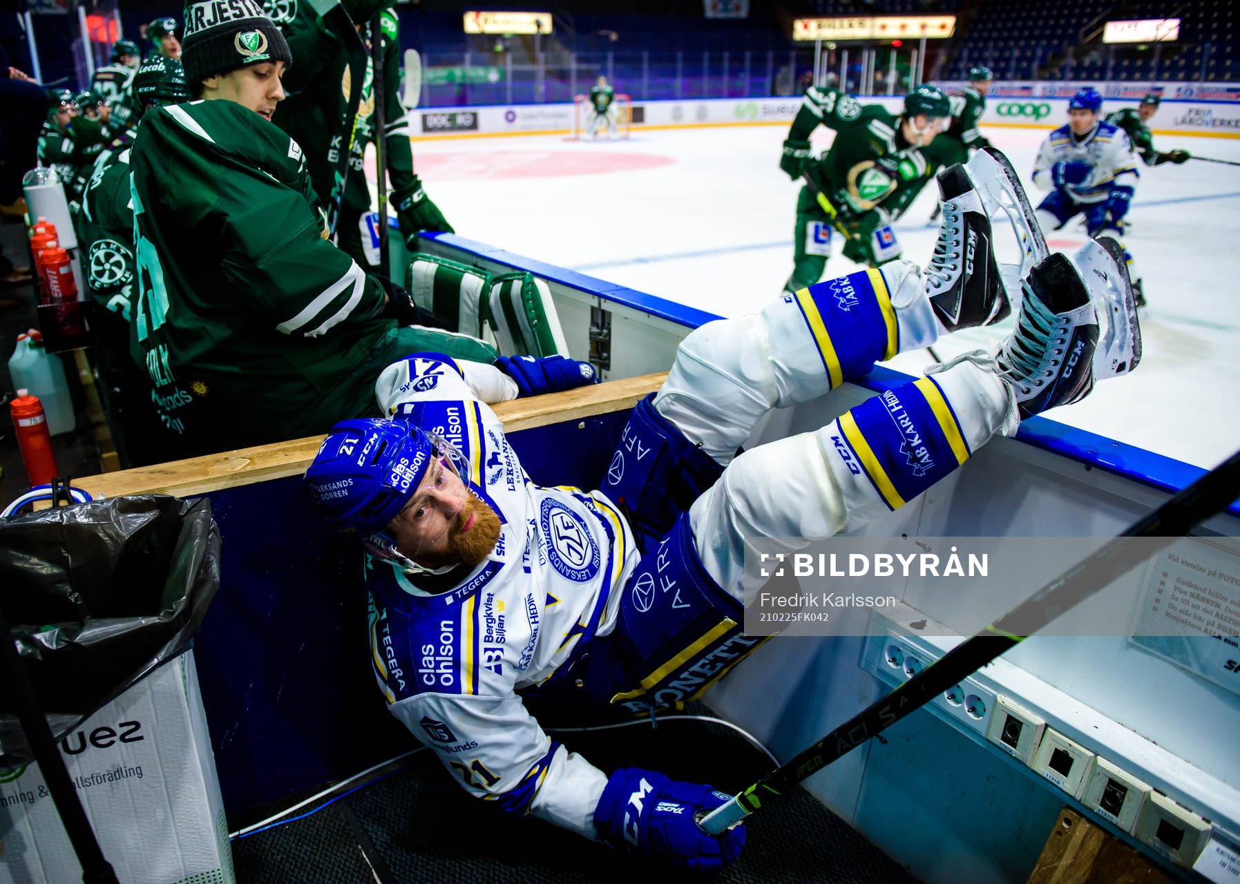 Leksands Mattias Ritola blir tacklad och åker ut i
