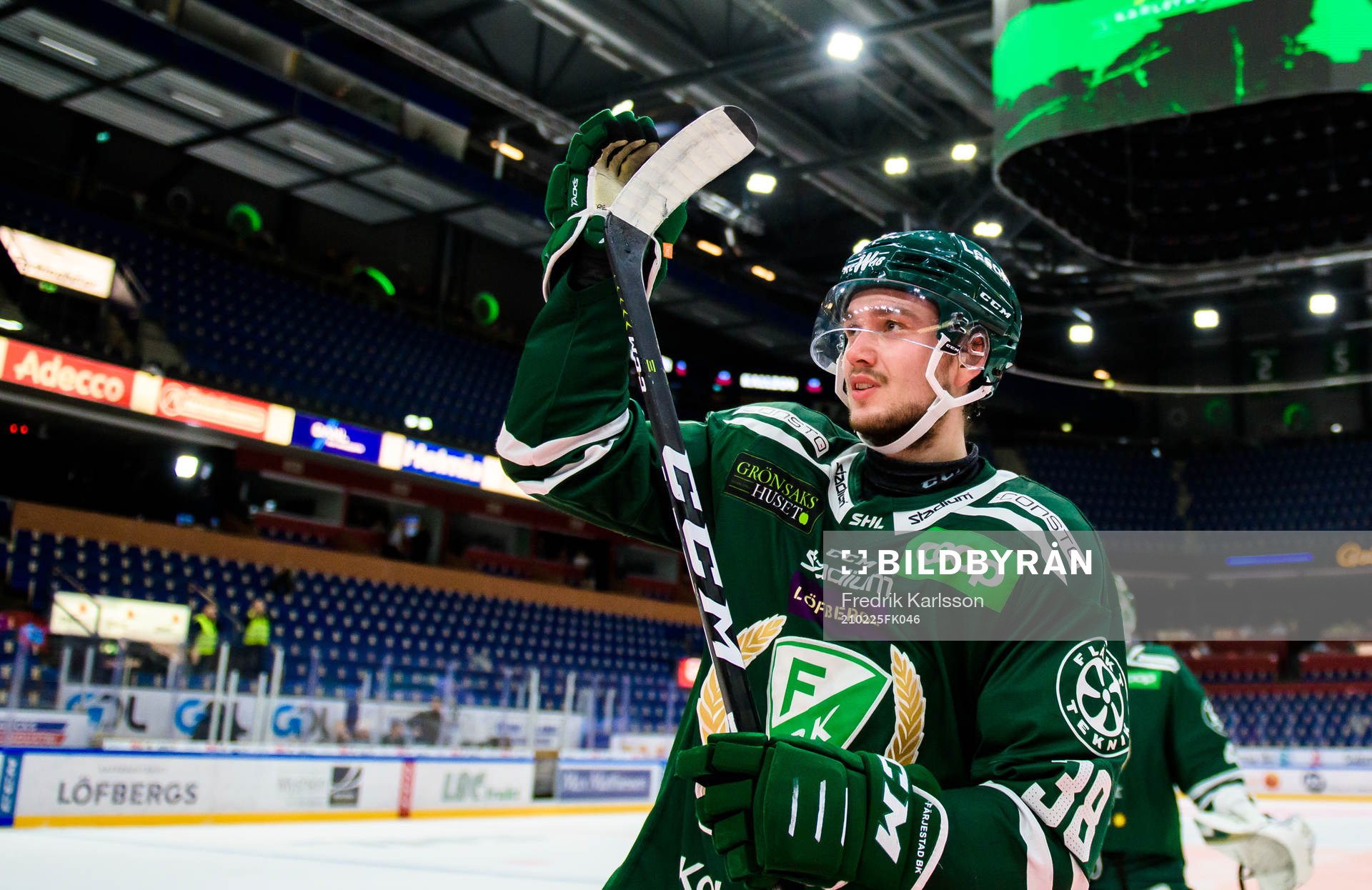 Färjestads Jakob Forsbacka Karlsson jublar och tackar