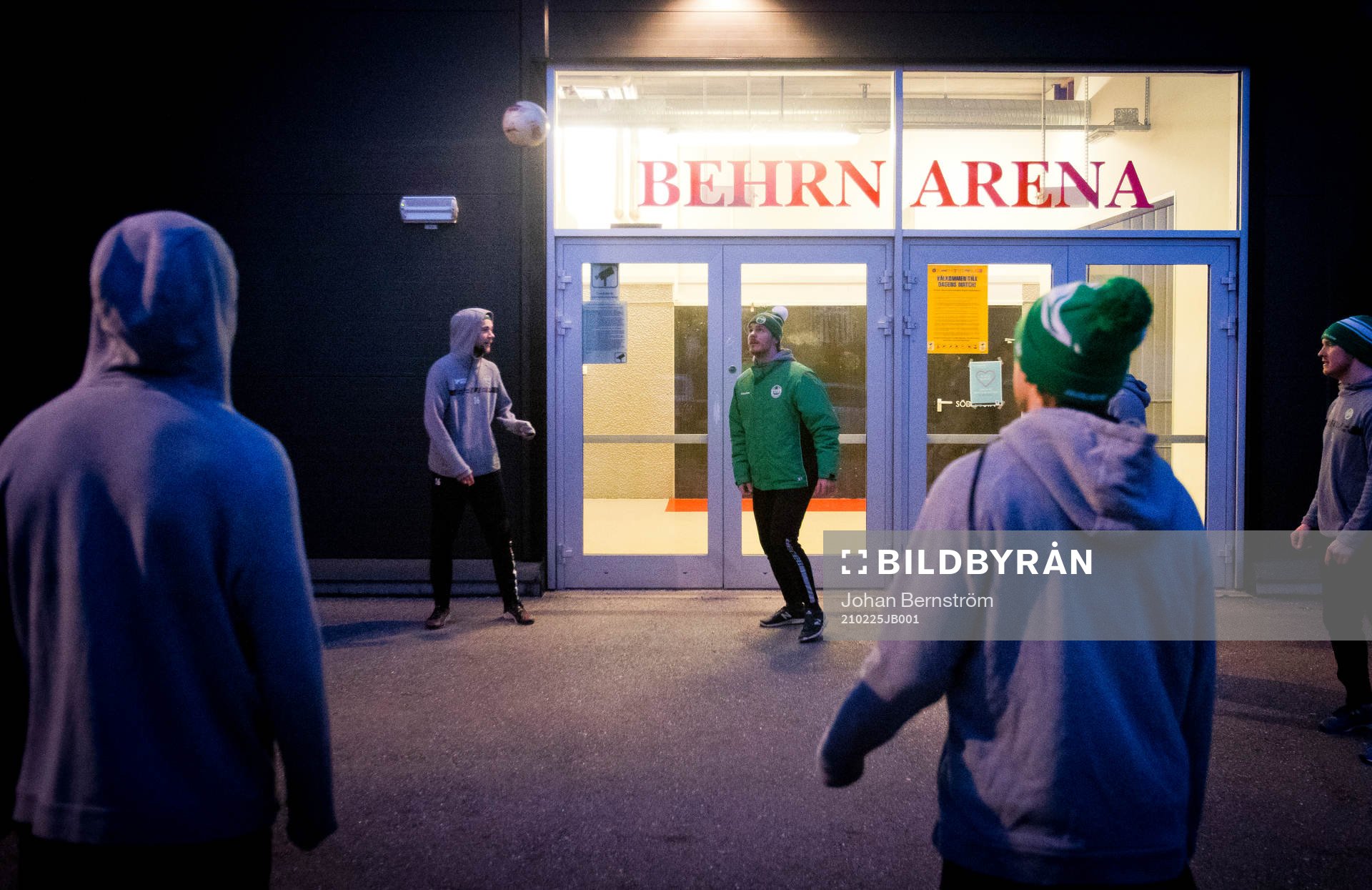 Röglespelarna värmer upp med fotboll