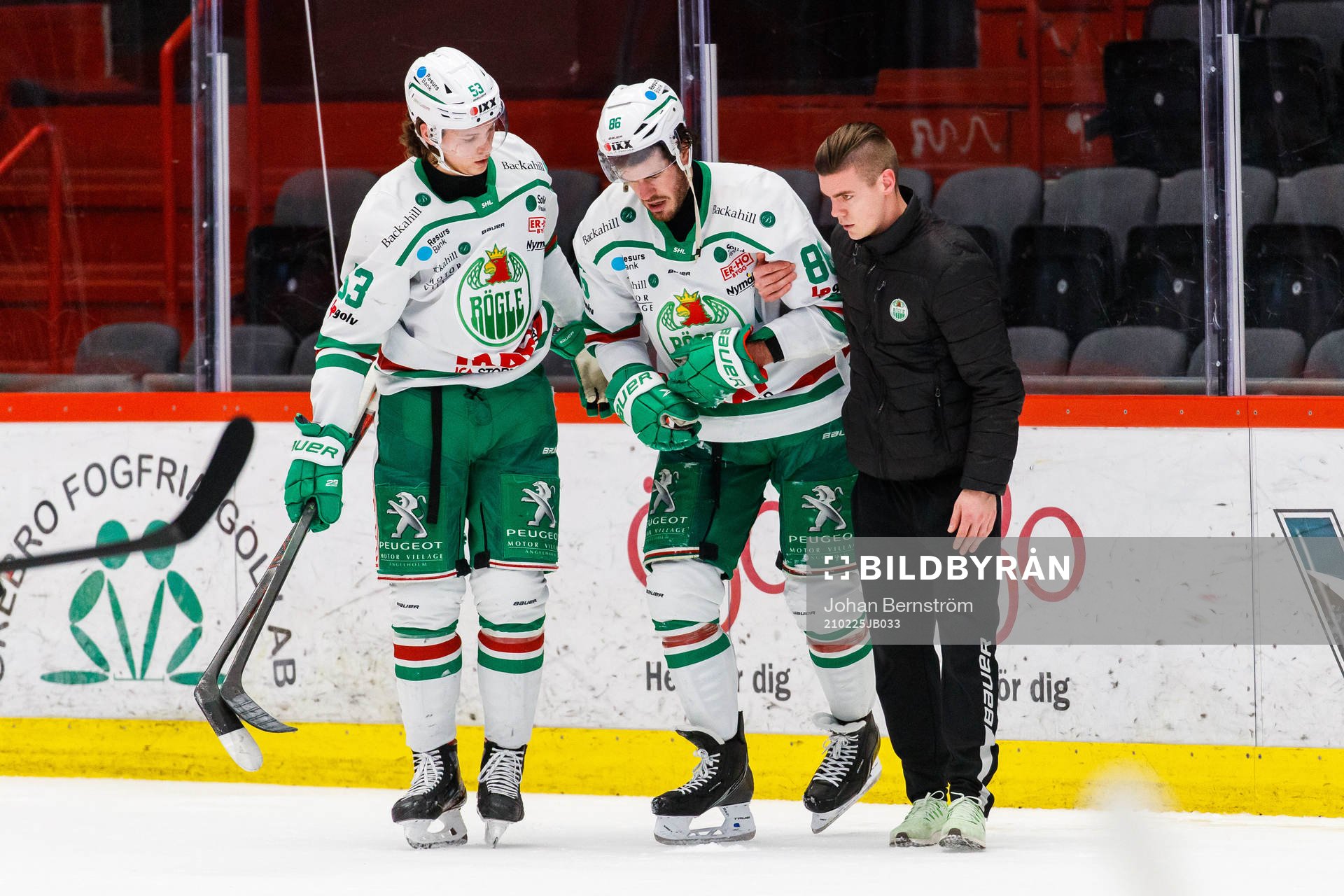 Rögles Eric Gelinas får hjälp
