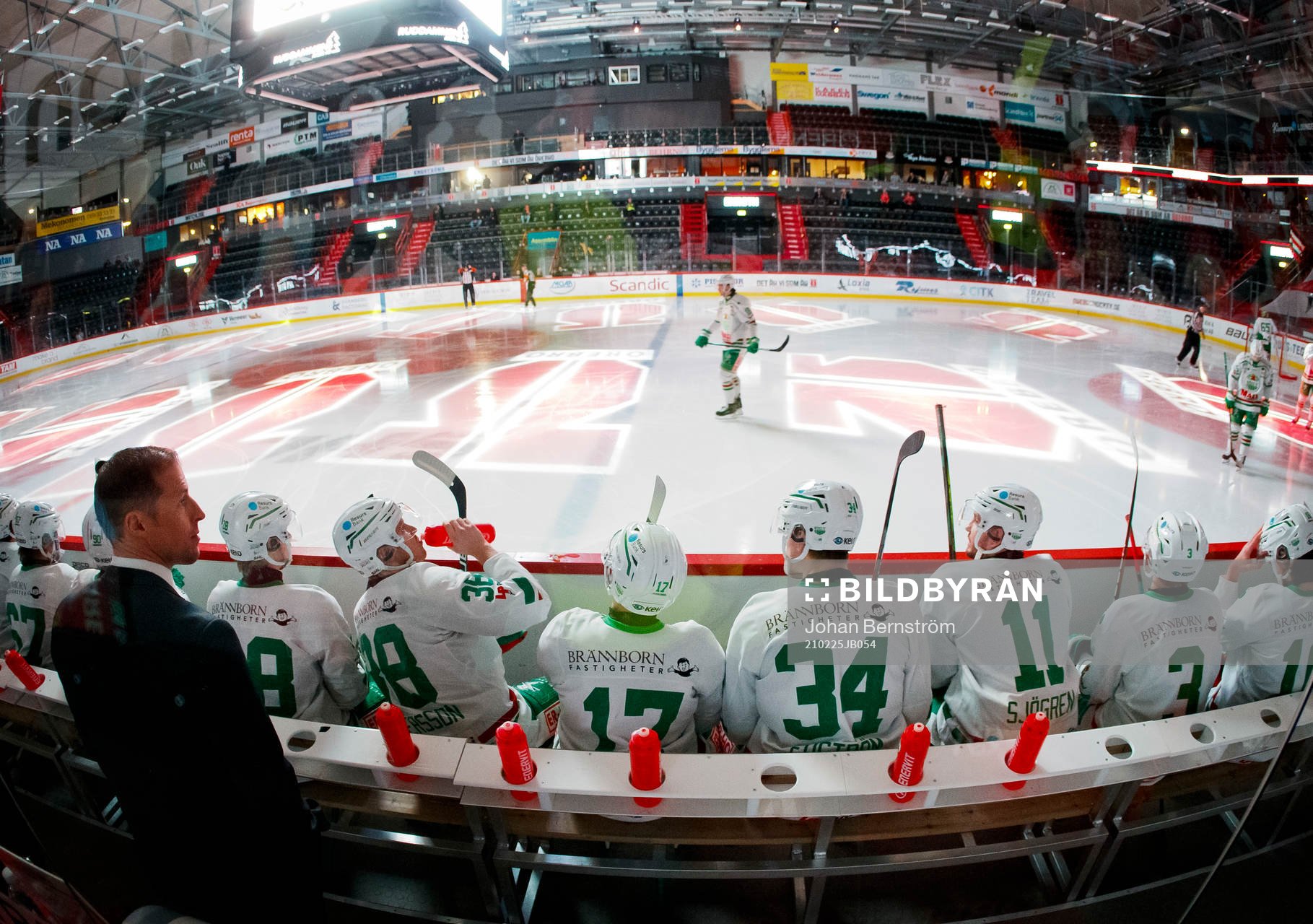 Rögles tränare Cam Abbott och spelarbås