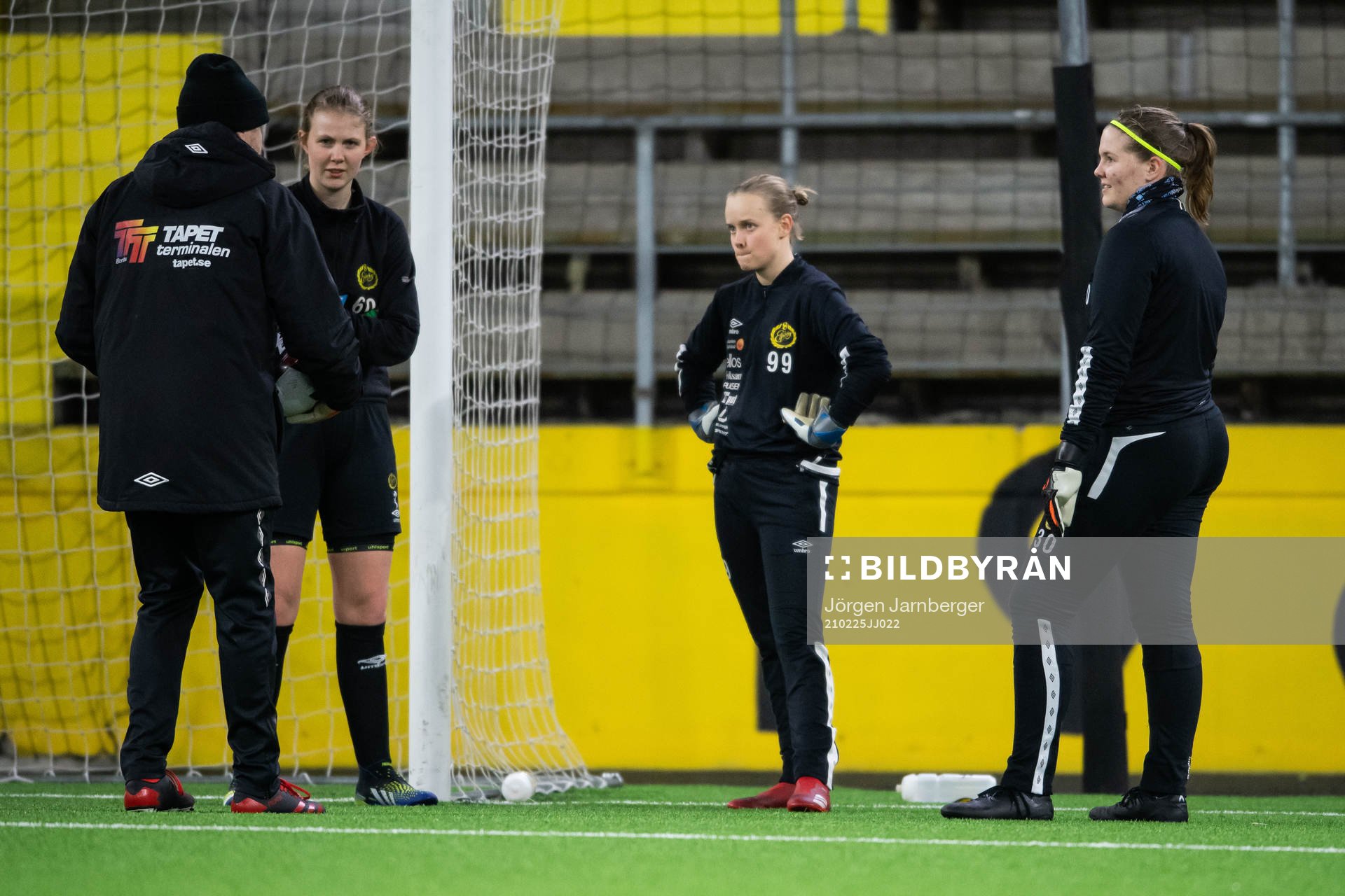 Målvaktstränare Anders Eliasson med målvakterna Lia