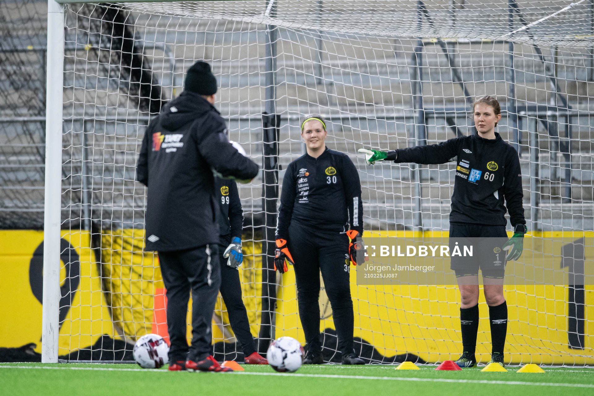 Målvakt Sanna Öjersson och målvakt Lia Viking