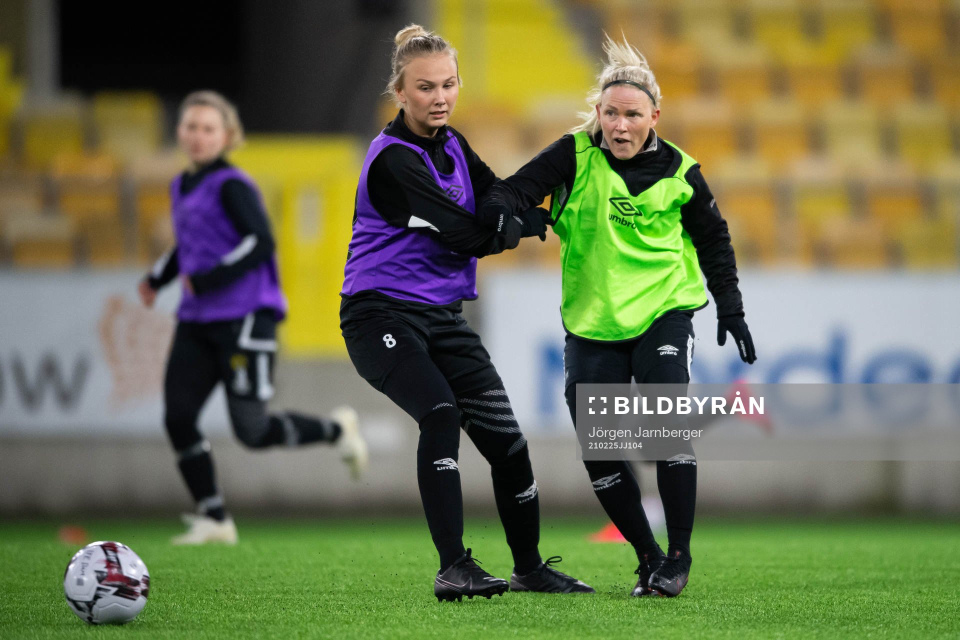 Linn Sångberg och Sara Jardving under en träning med Elfsborgs damlag den 25 februari 2021 i Borås. 

