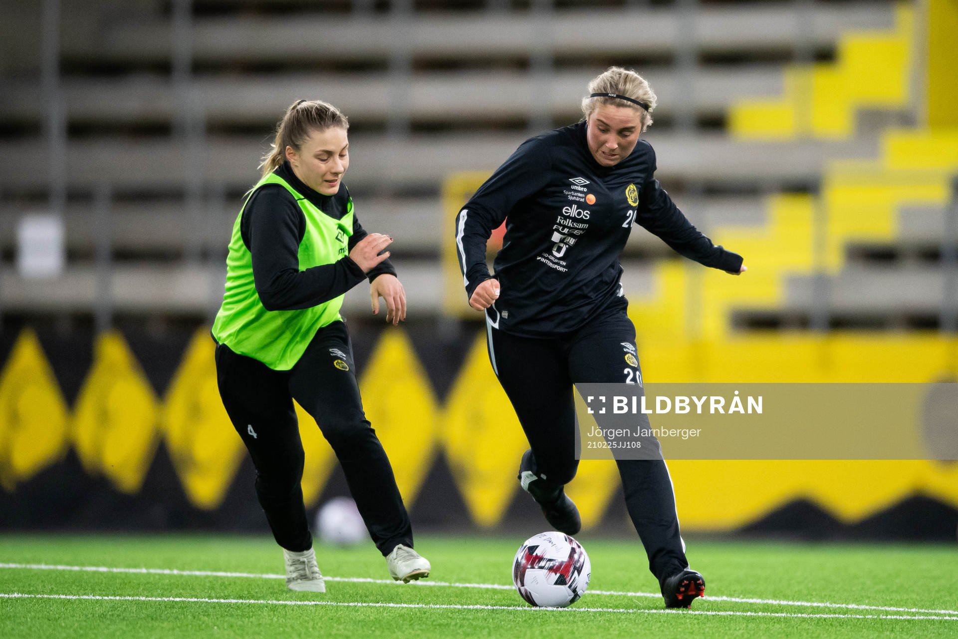 Cornelia Lind Kékesy och Ebba Johansson under en träning med Elfsborgs damlag den 25 februari 2021 i Borås. 